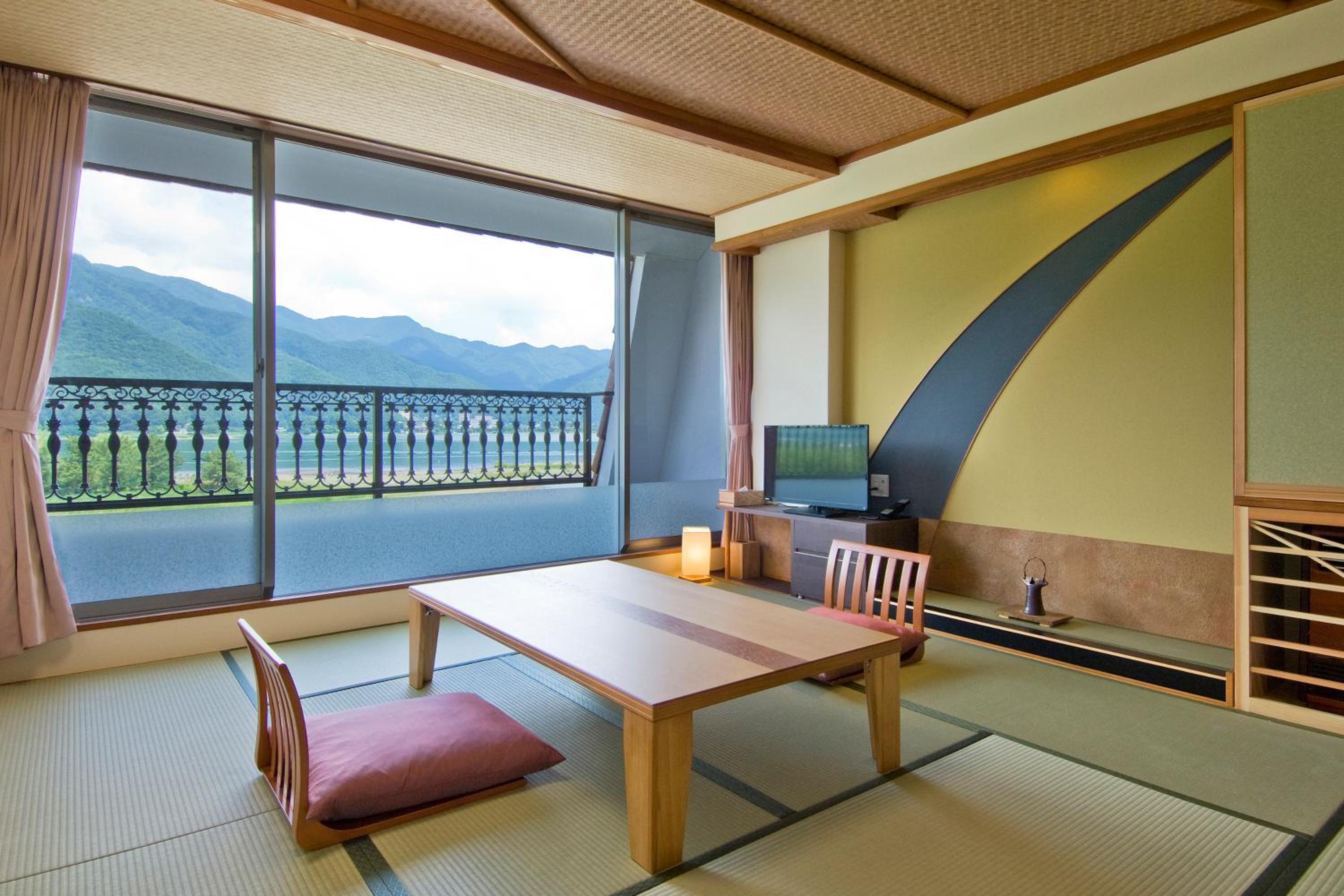 Japanese-Style Twin Room with Shower and Lake View