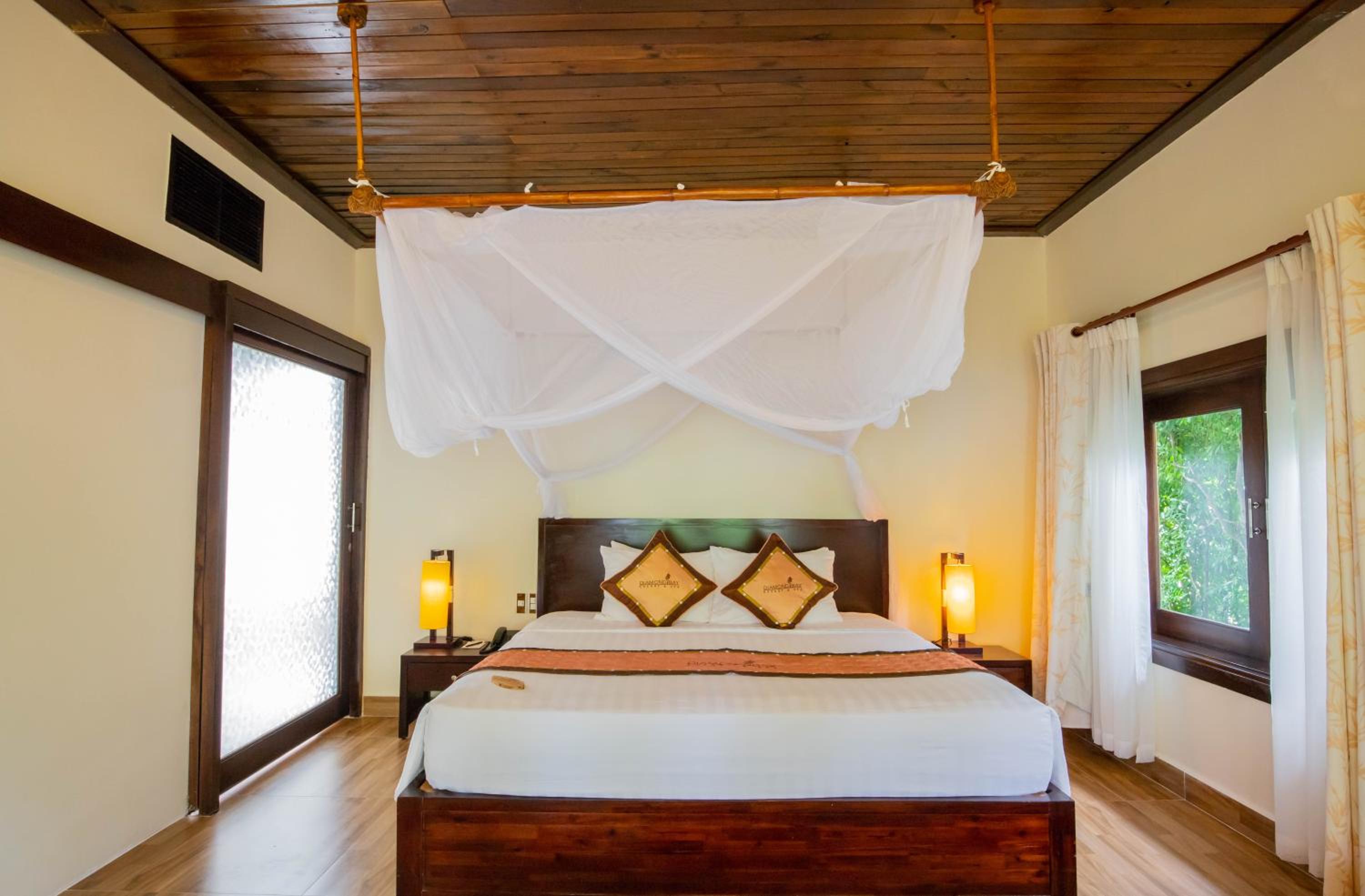 Jacuzzi Bungalow with Sea View