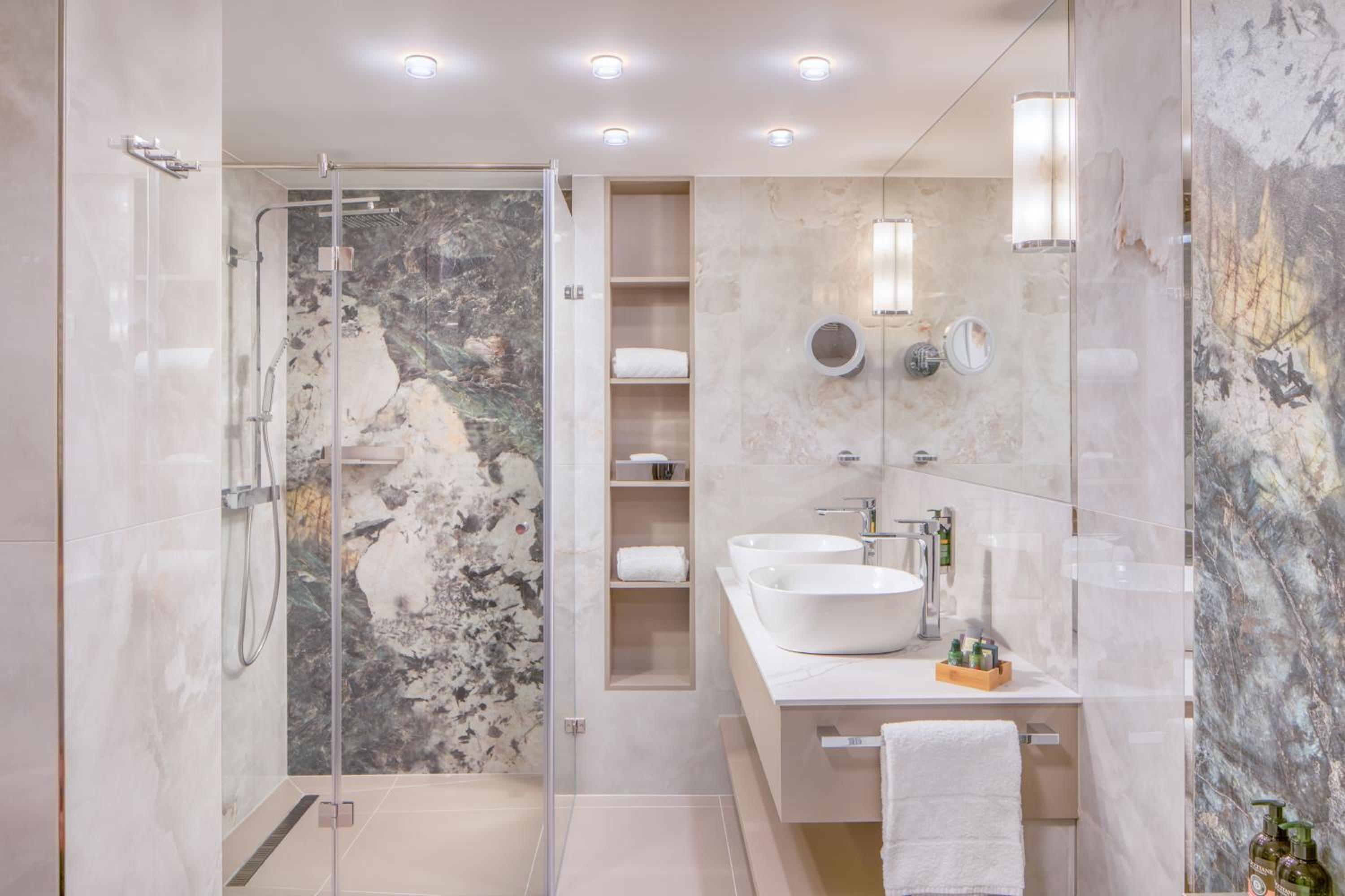 Deluxe Suite with Spa Bath