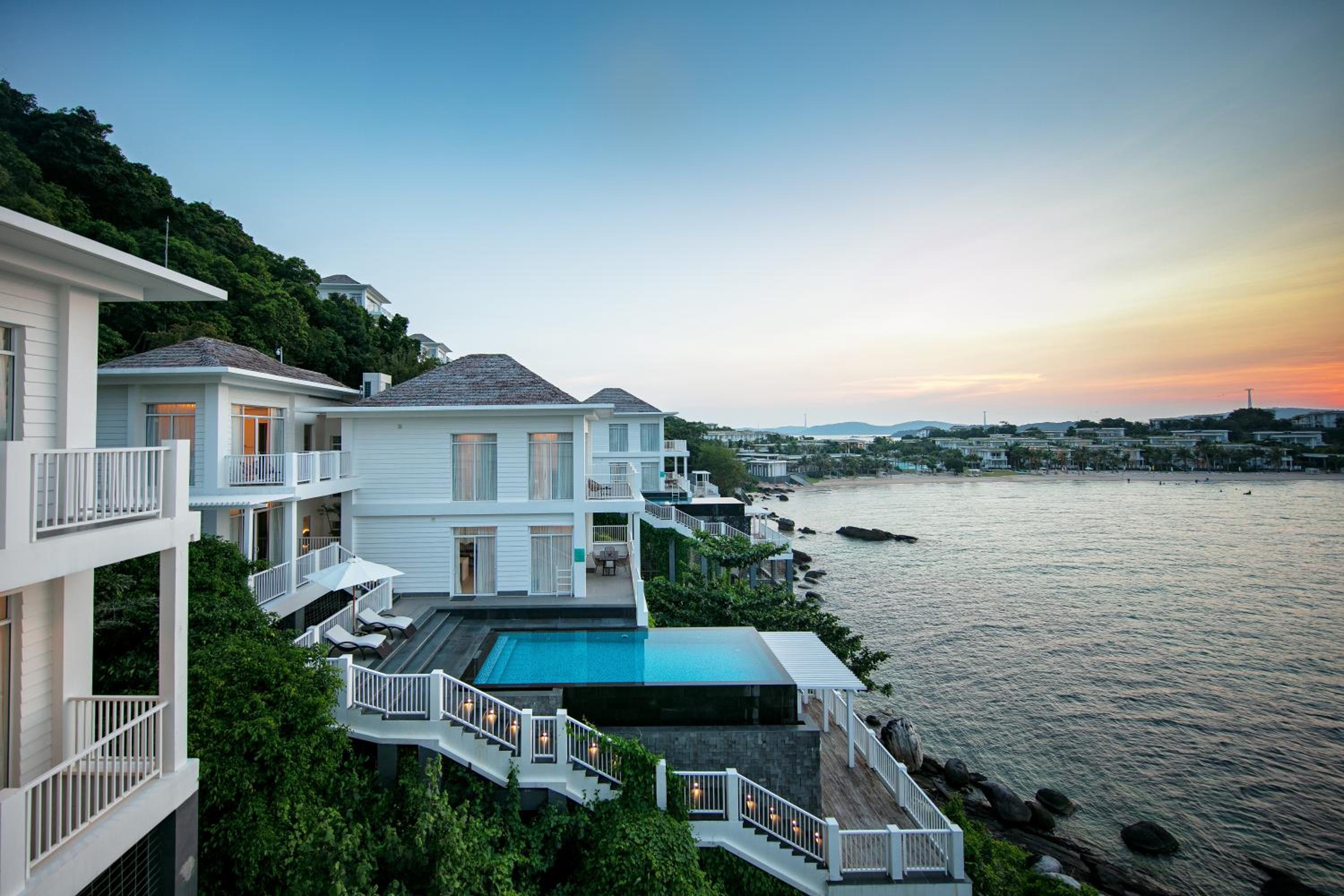 Four-Bedroom On the Rock Pool Villa