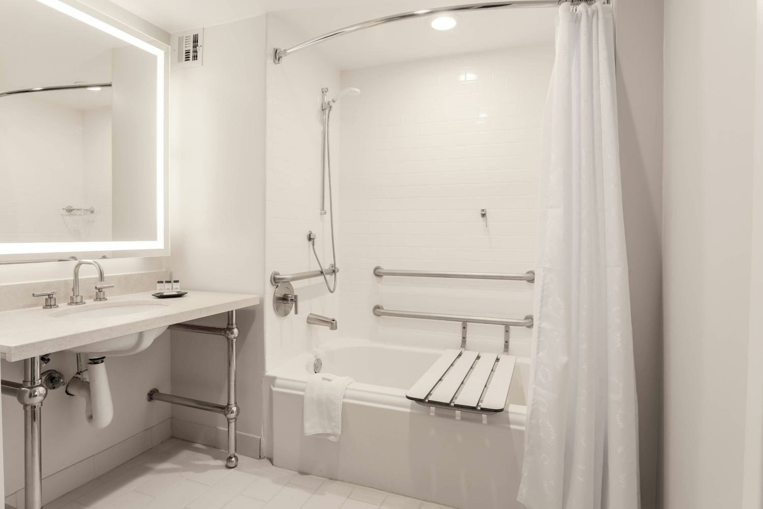 Queen Suite with Balcony and Adapted Tub - Mobility Accessible