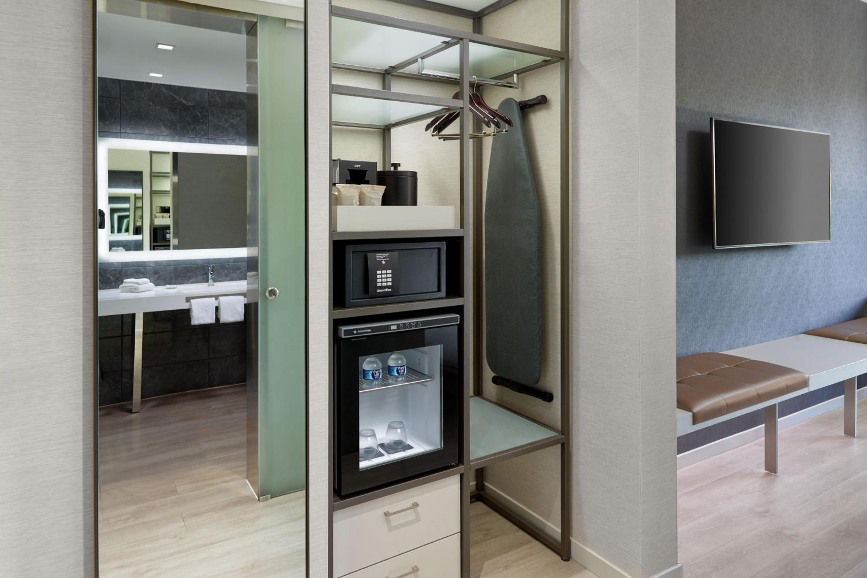 1 Bedroom Suite, 1 King, Sofa bed