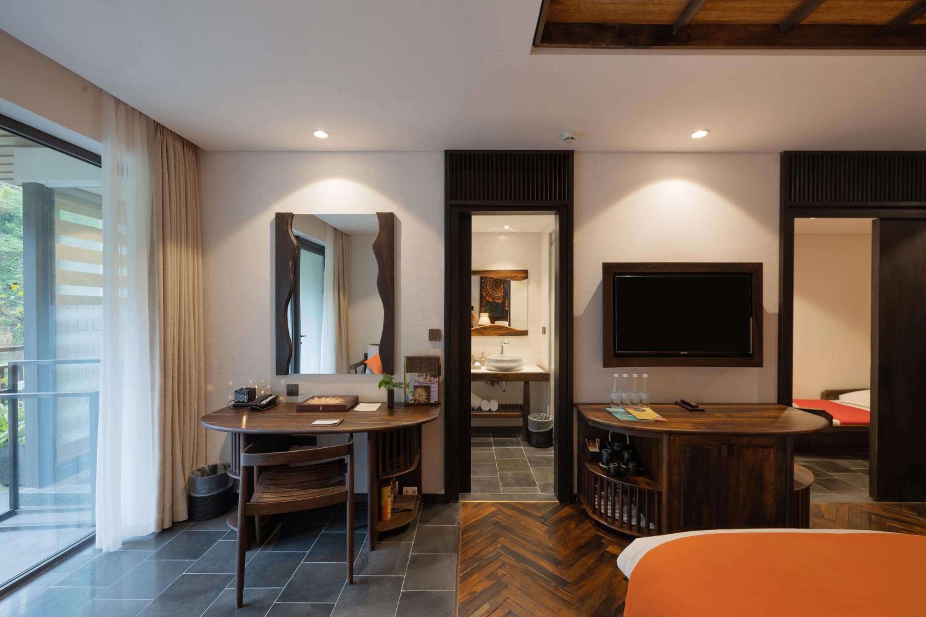 Deluxe King Room Garden View With Children Themed Room