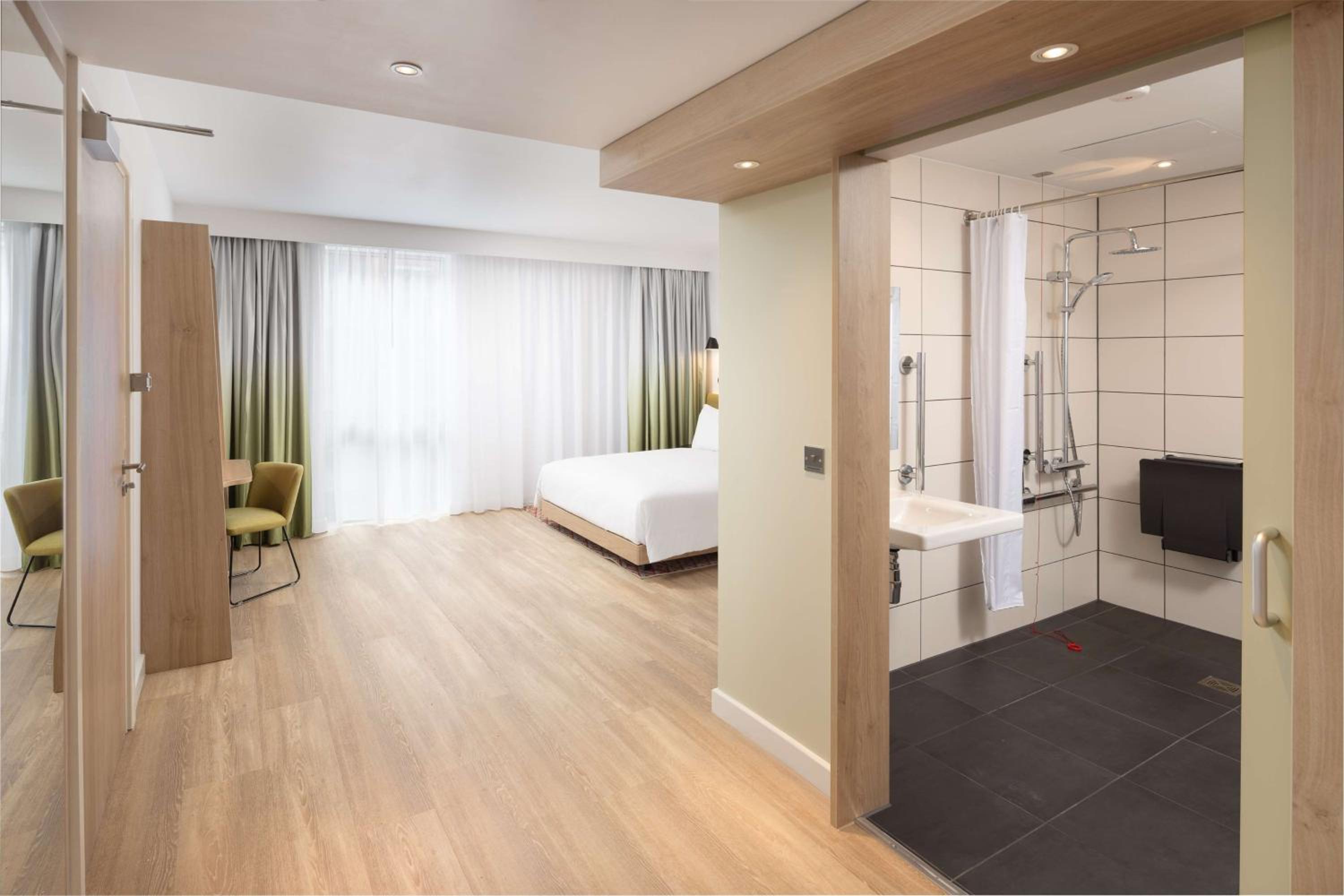 Queen Room - Mobility Access