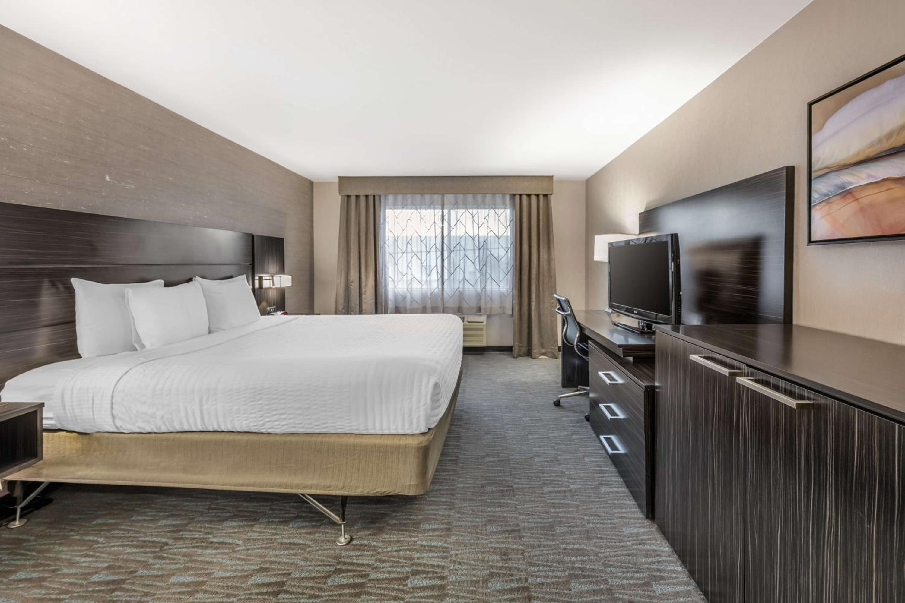 King Room with Bath Tub - Mobility Accessible/Non-Smoking