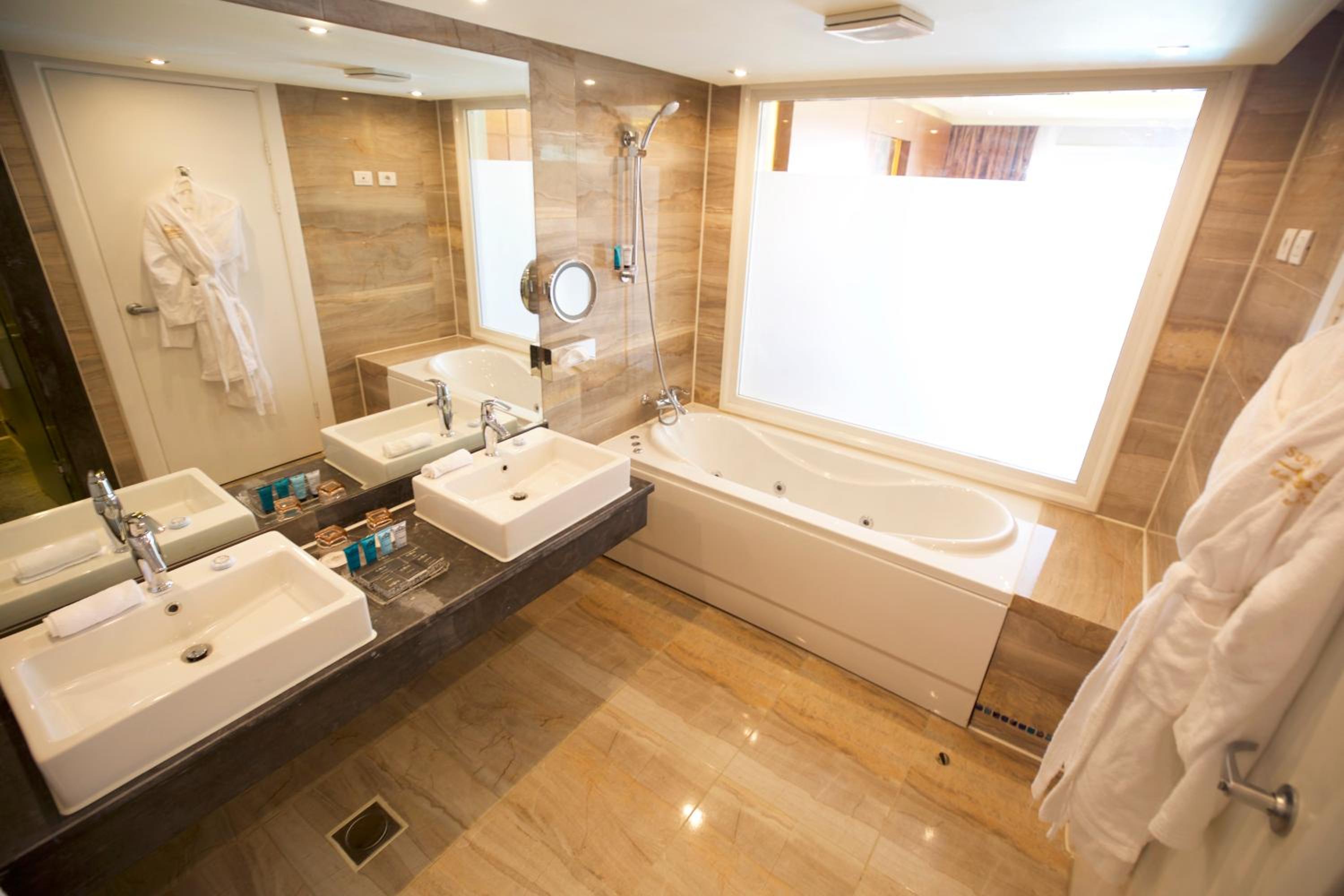 Deluxe Suite- Posh Club
