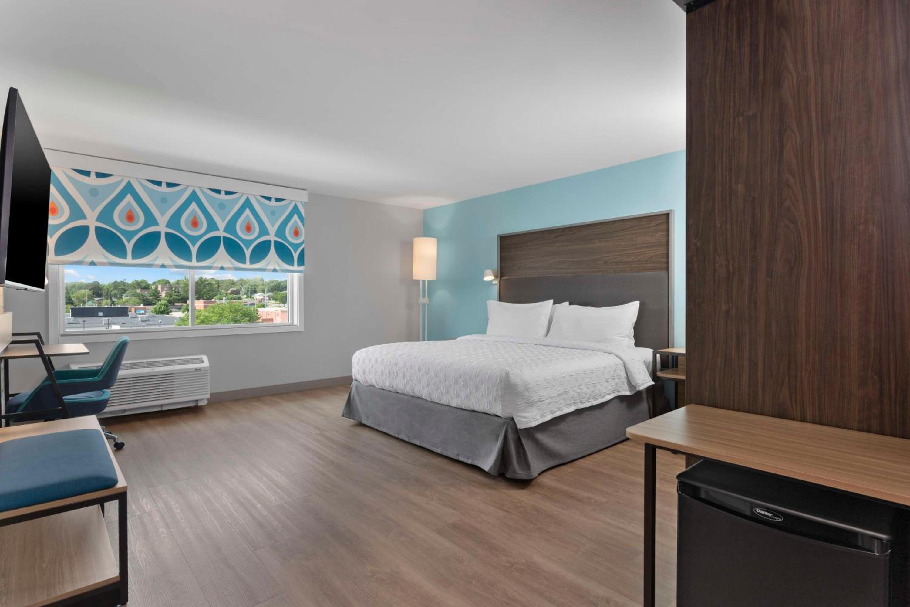 King Room with Roll-In Shower - Mobility Access