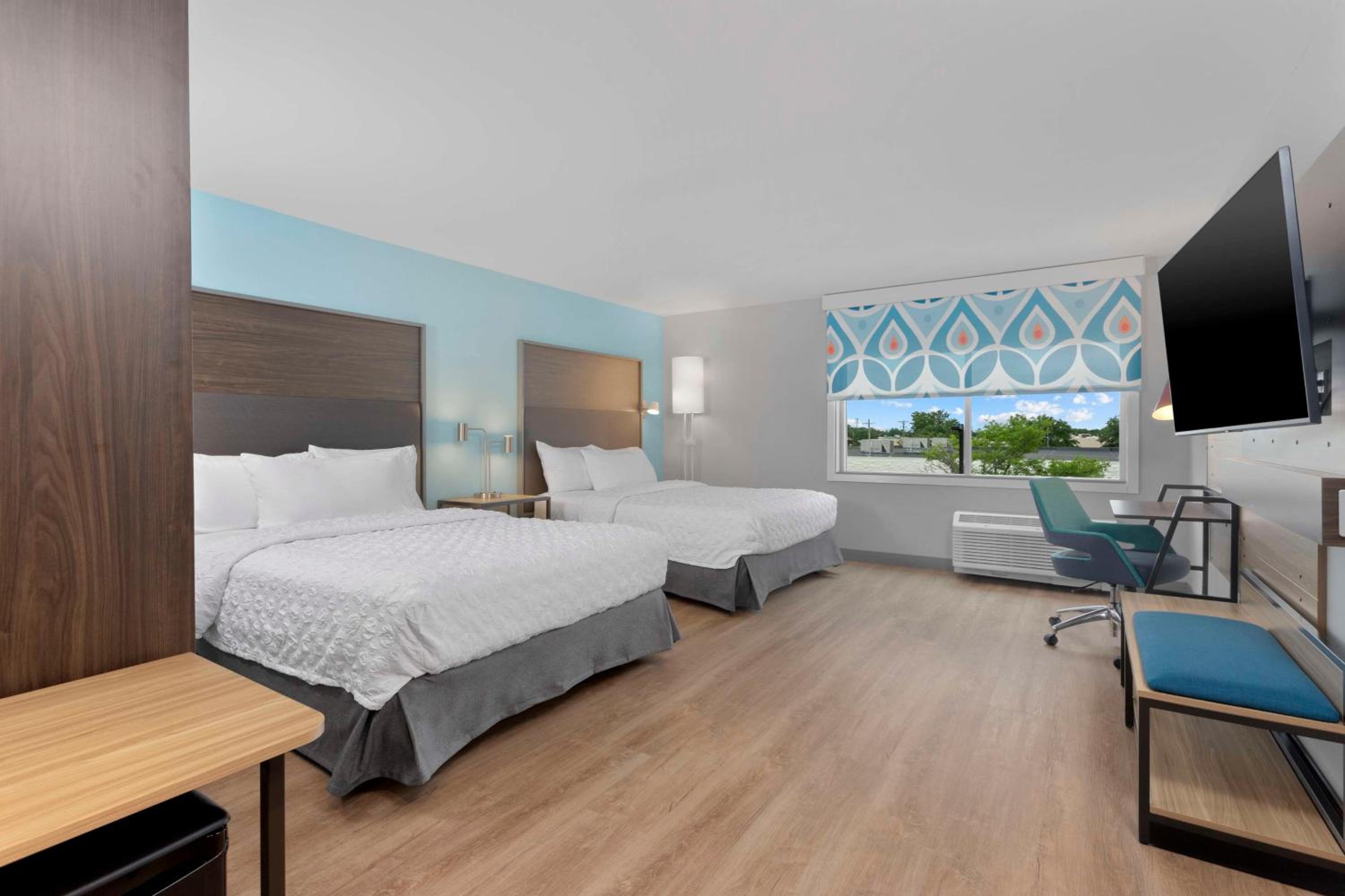 Queen Room with Two Queen Beds and Roll-In Shower - Mobility Access