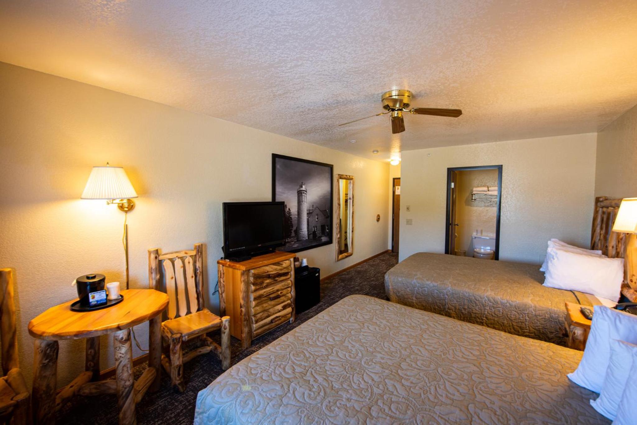 Queen Room with Two Queen Beds - Park and Lake View