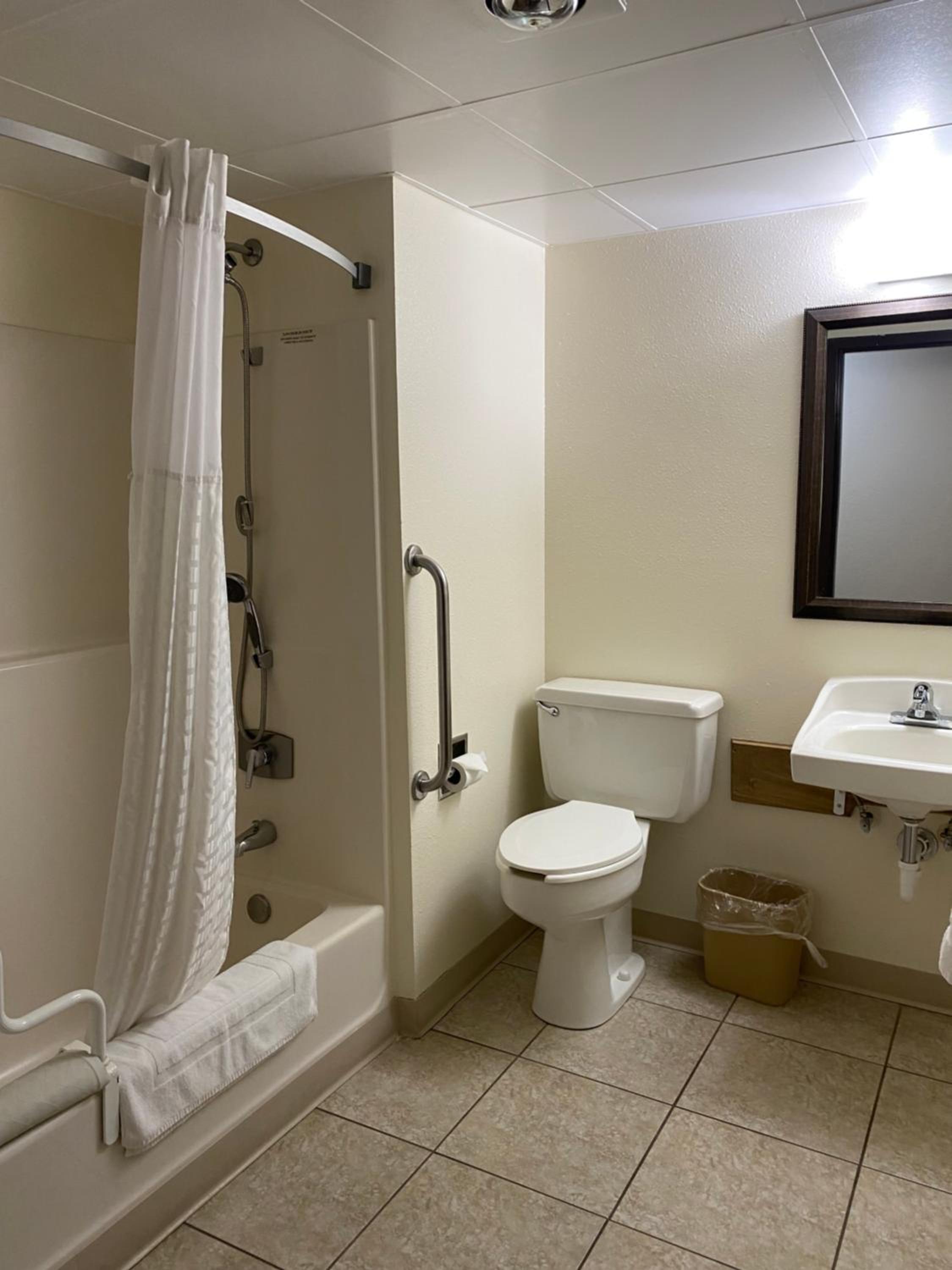 King Room with Bath Tub - Mobility Accessible/Non-Smoking