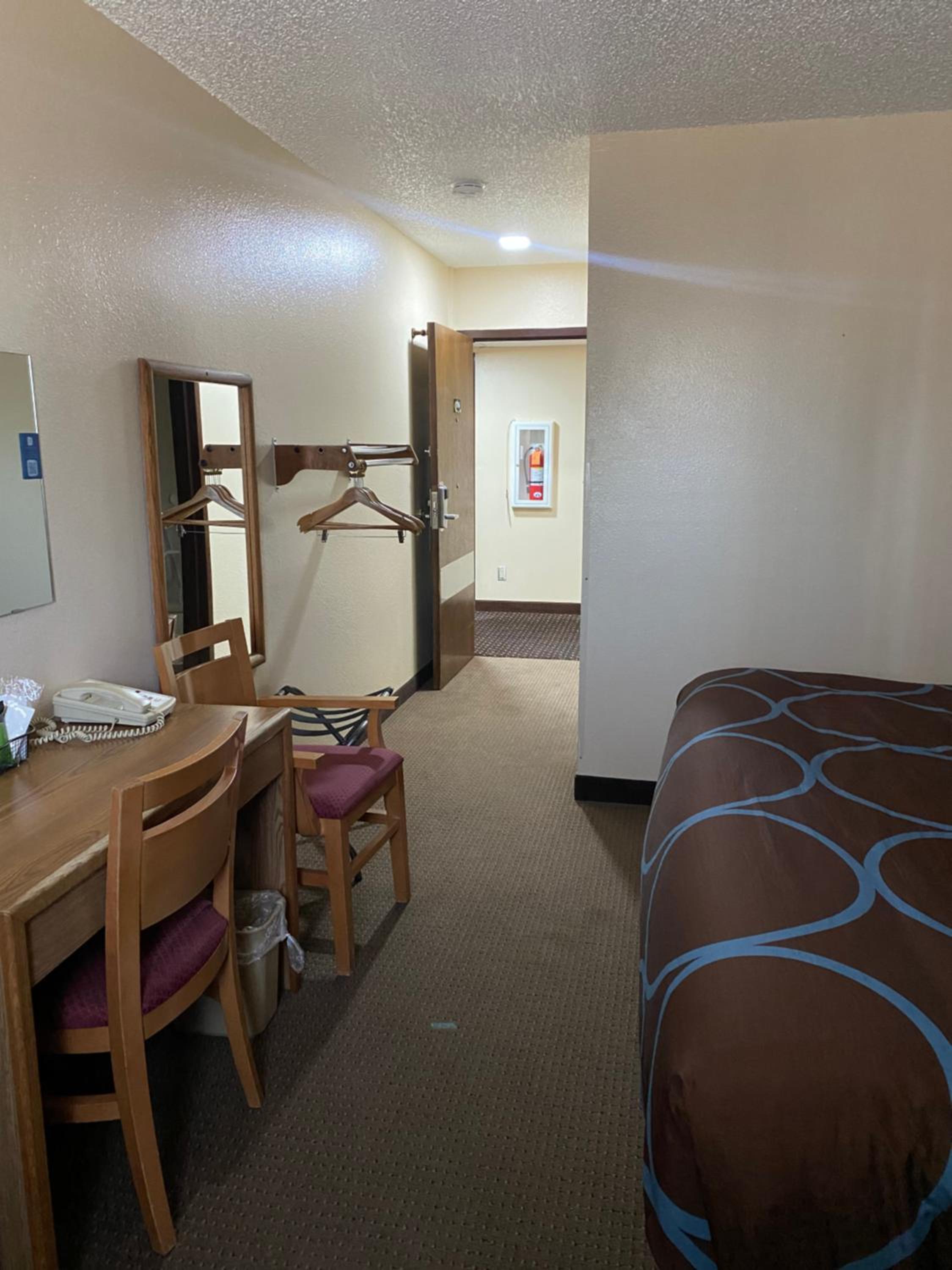 King Room with Bath Tub - Mobility Accessible/Non-Smoking