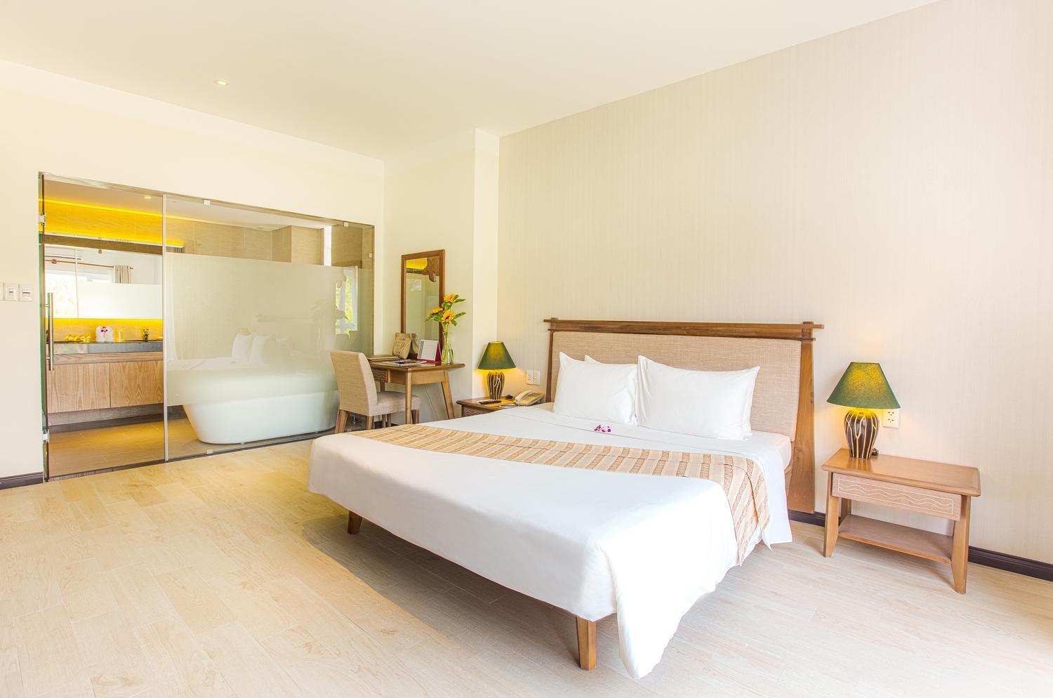 Deluxe Garden Double Room with Bathtub