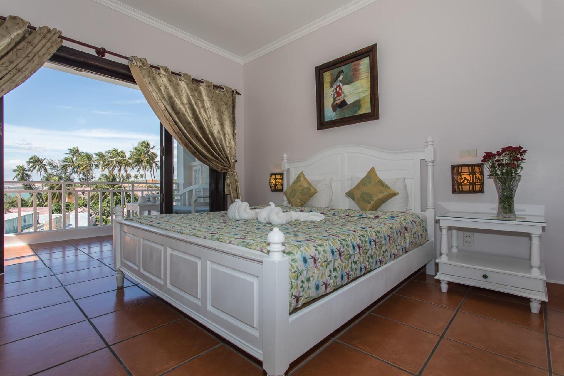 Deluxe King Room With Partial Sea View