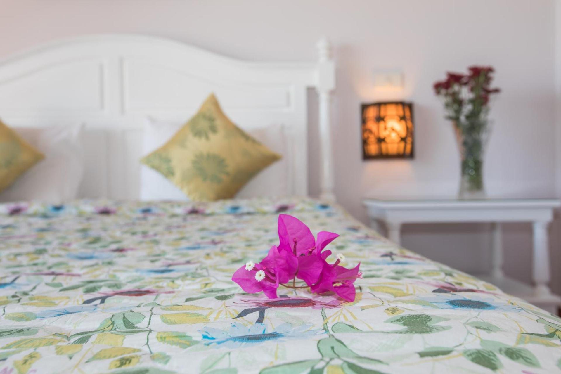 Deluxe King Room With Partial Sea View