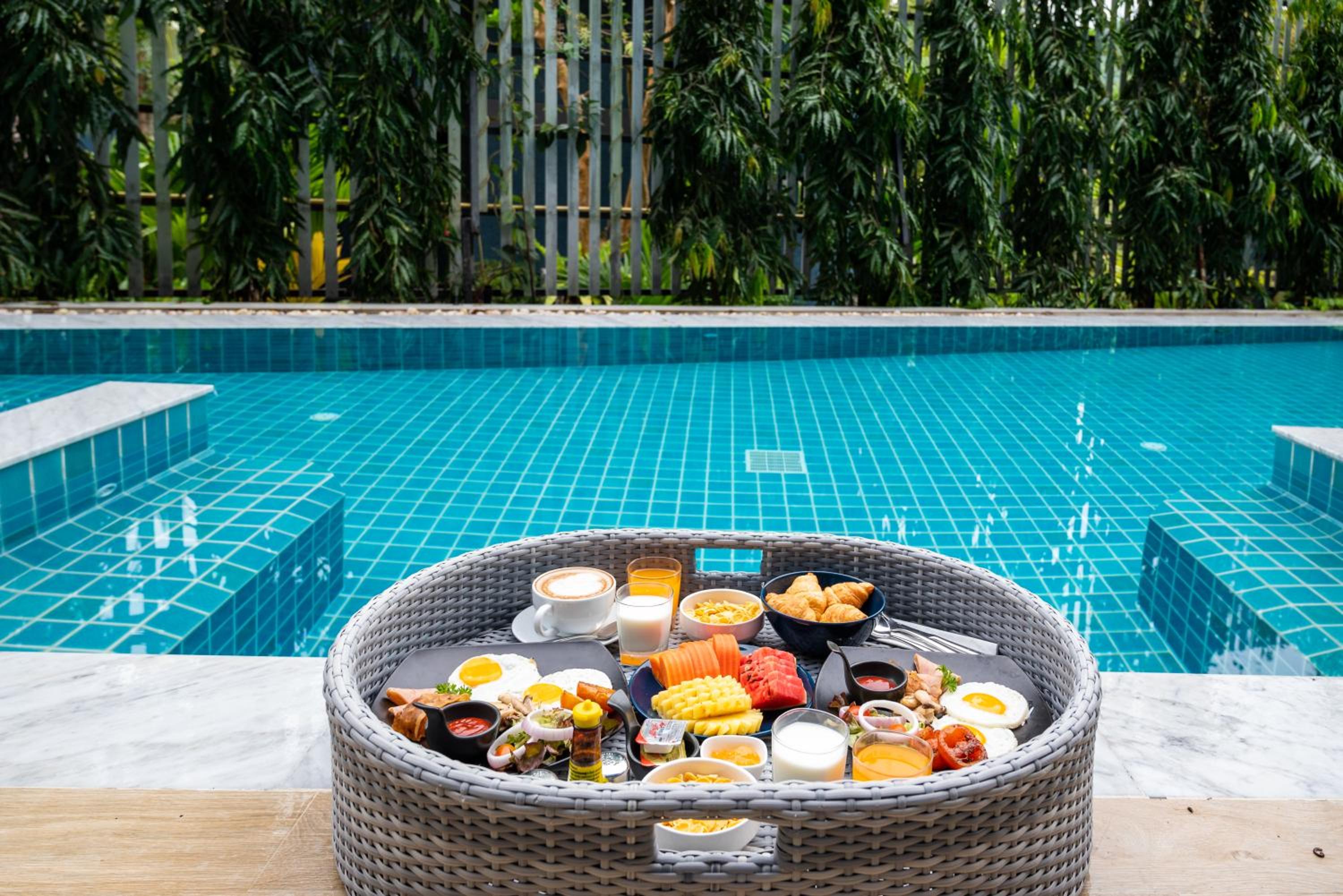 Deluxe Pool Facing