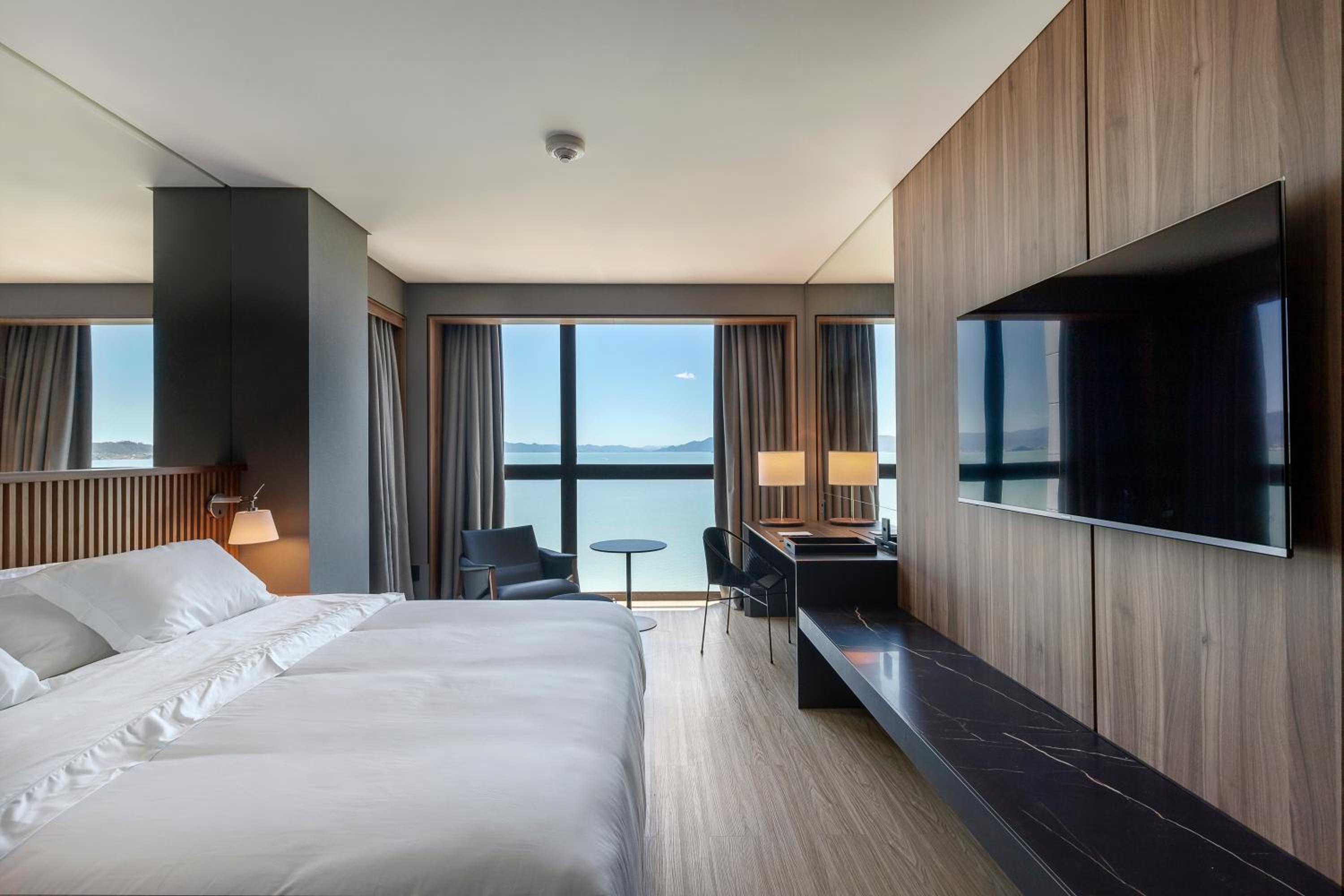 Luxury King Room with Sea View 