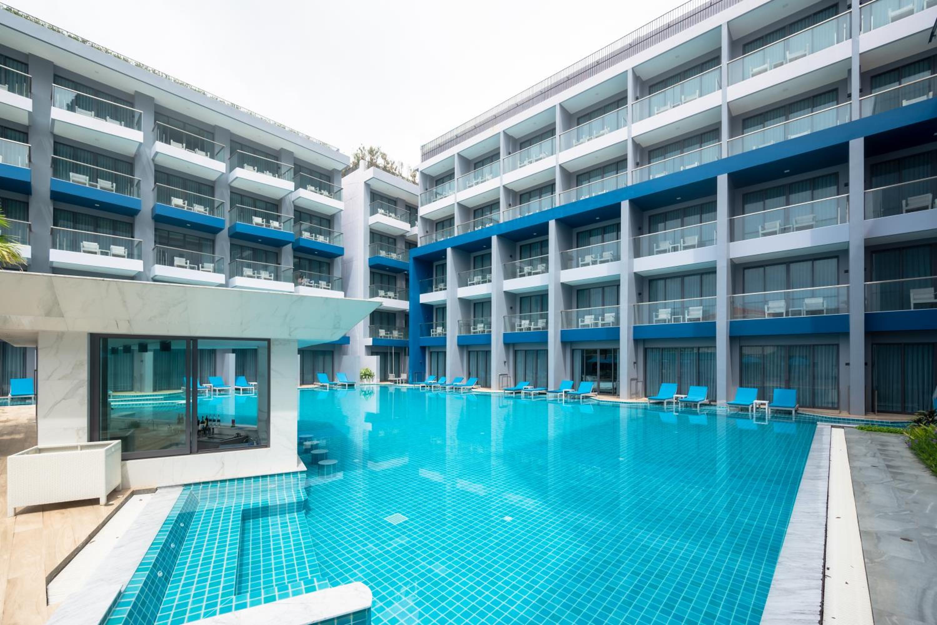 Deluxe Pool Access Room
