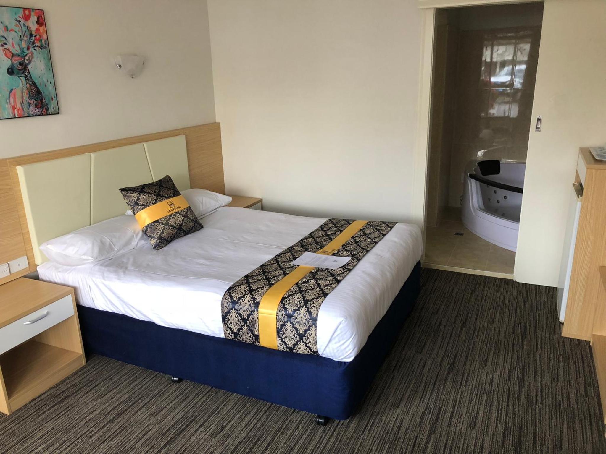 Deluxe Queen Spa Room