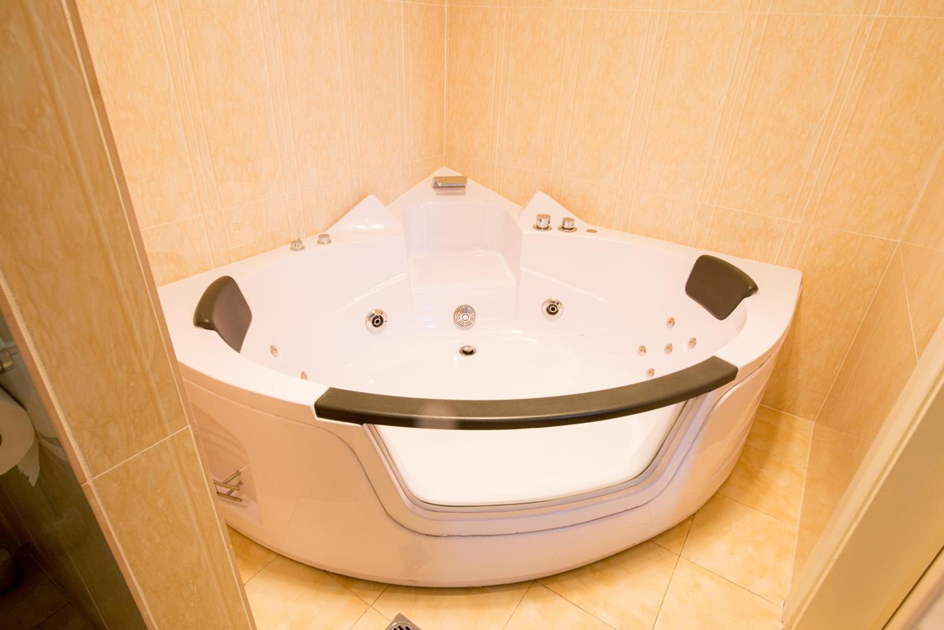 Deluxe Queen Spa Room