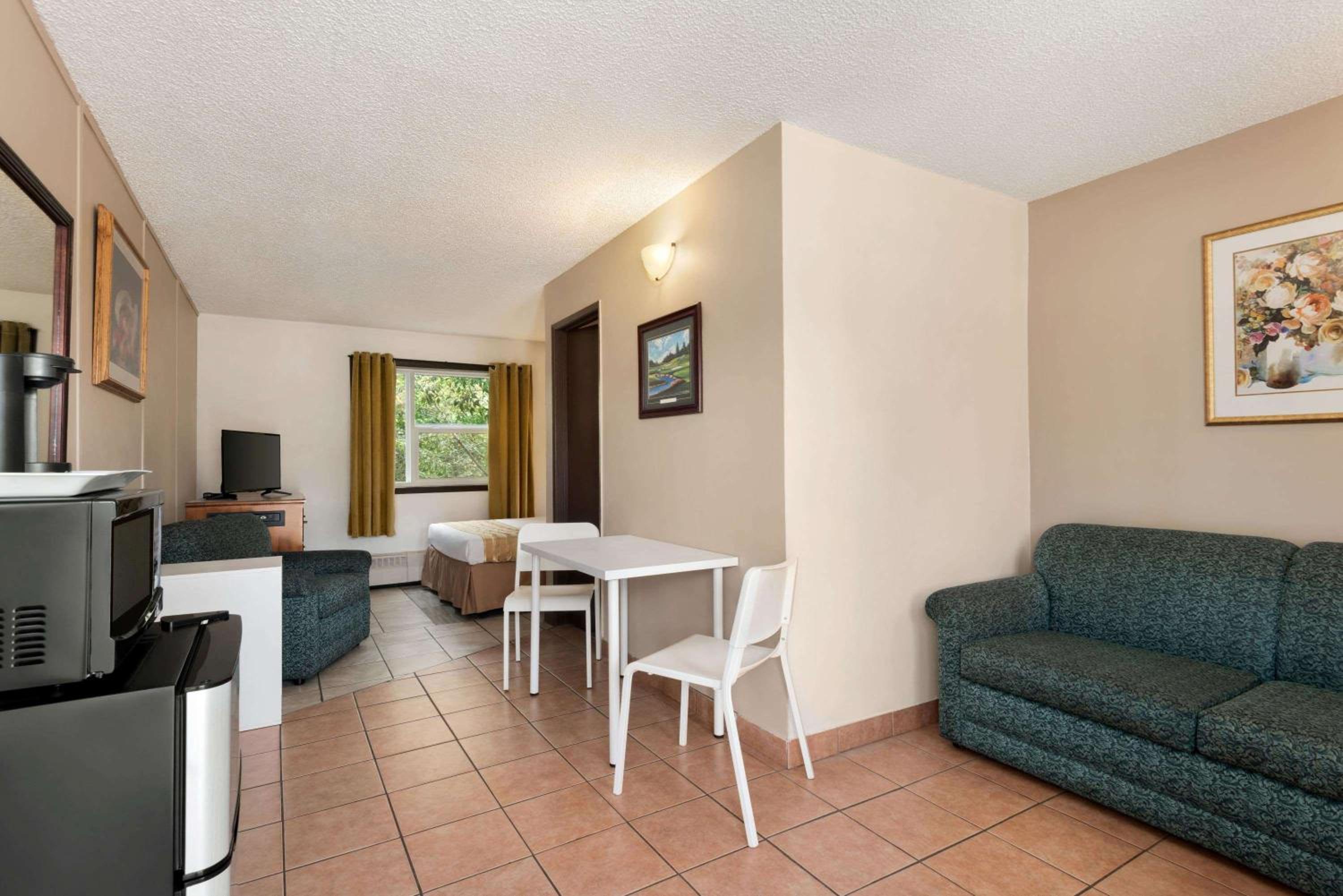 Queen Room - Non-Smoking