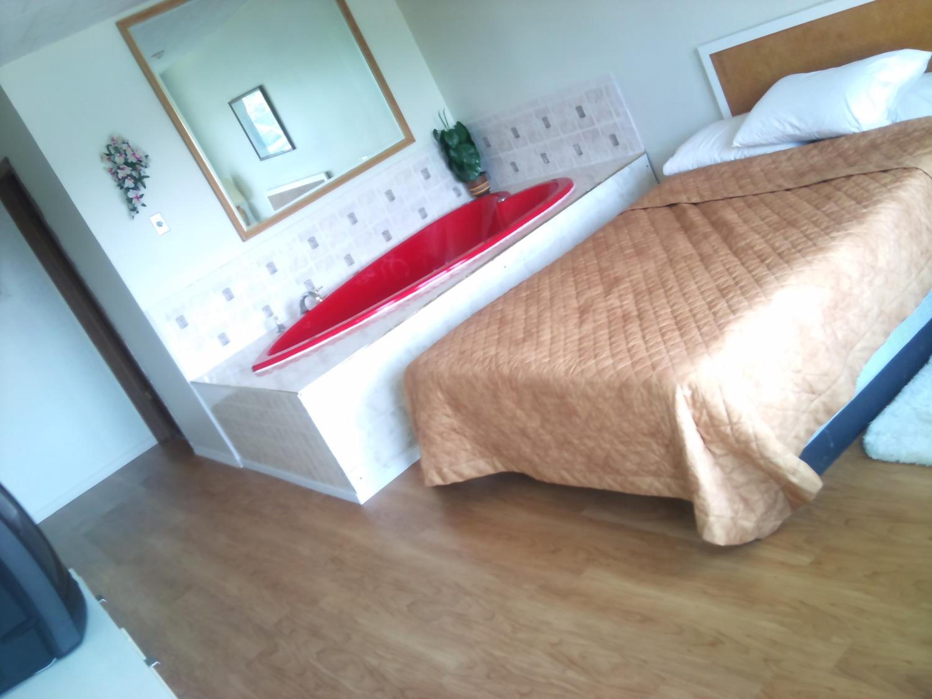 Queen Suite with Spa Bath