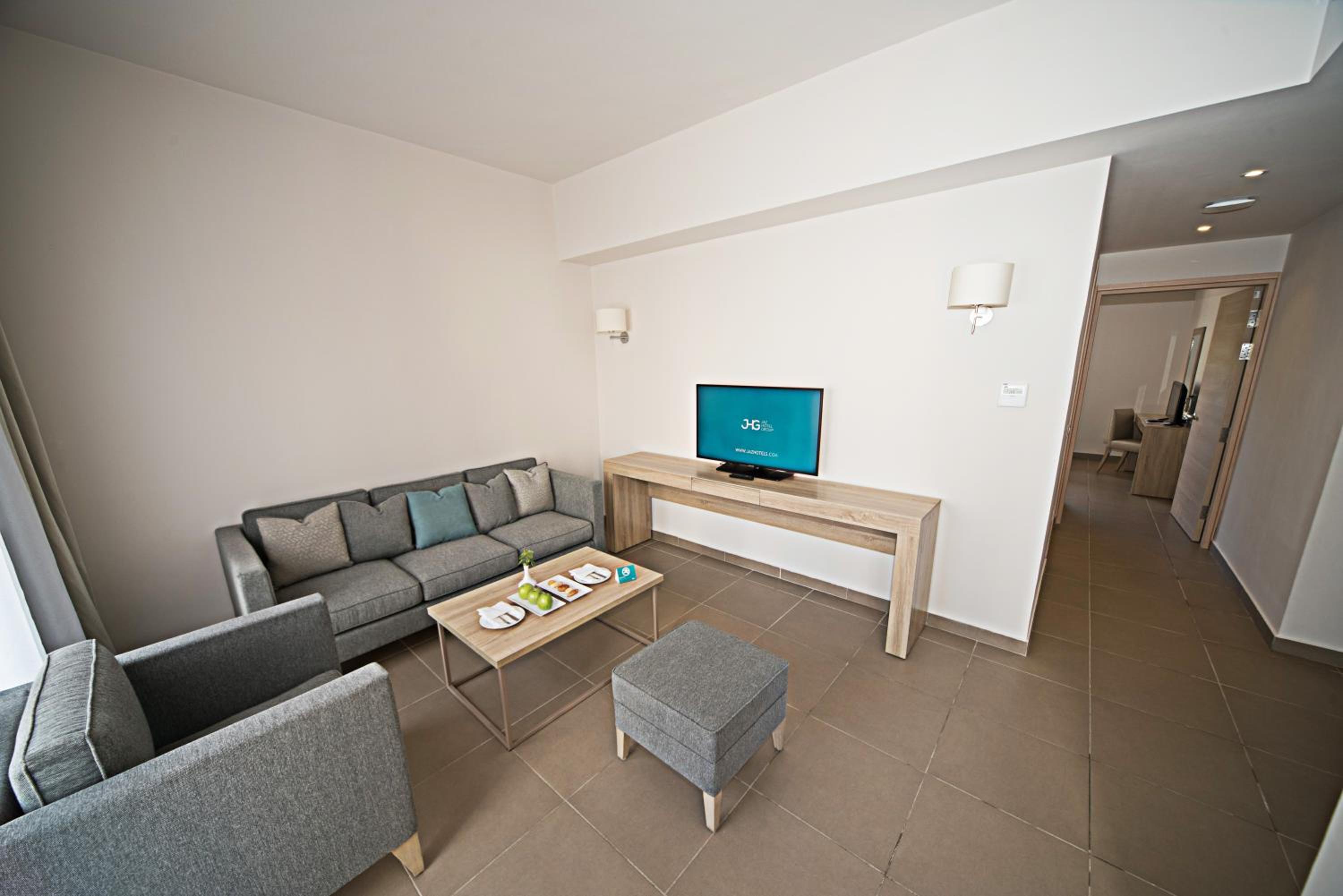 Deluxe Family, Queen Bed, Garden View