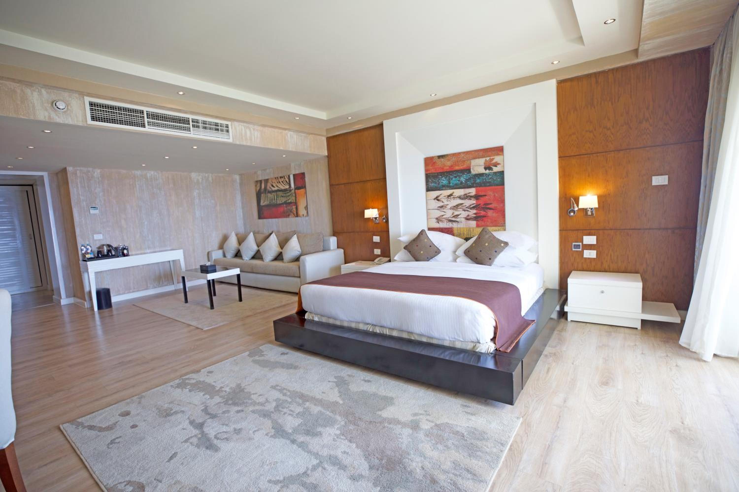 Deluxe Suite- Posh Club