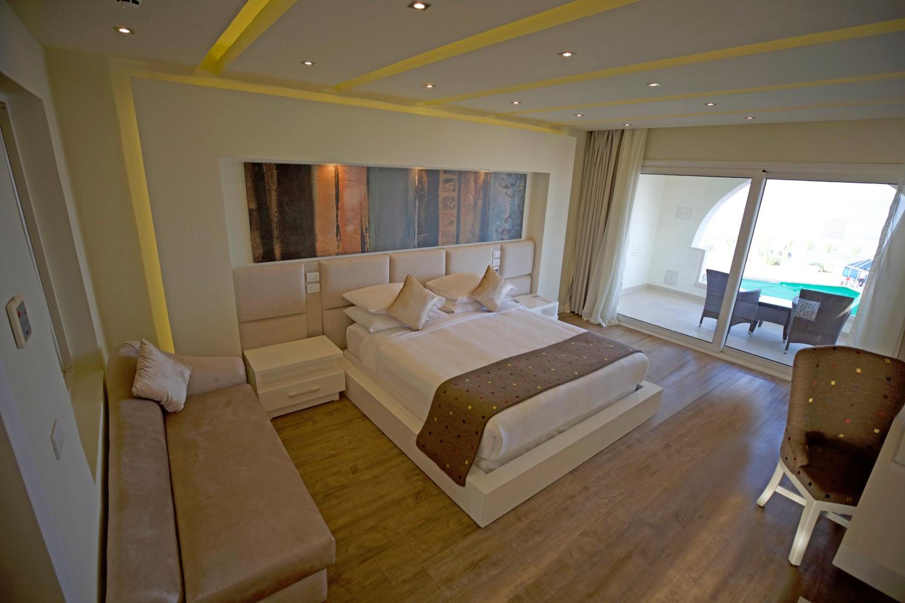 Deluxe Suite- Posh Club