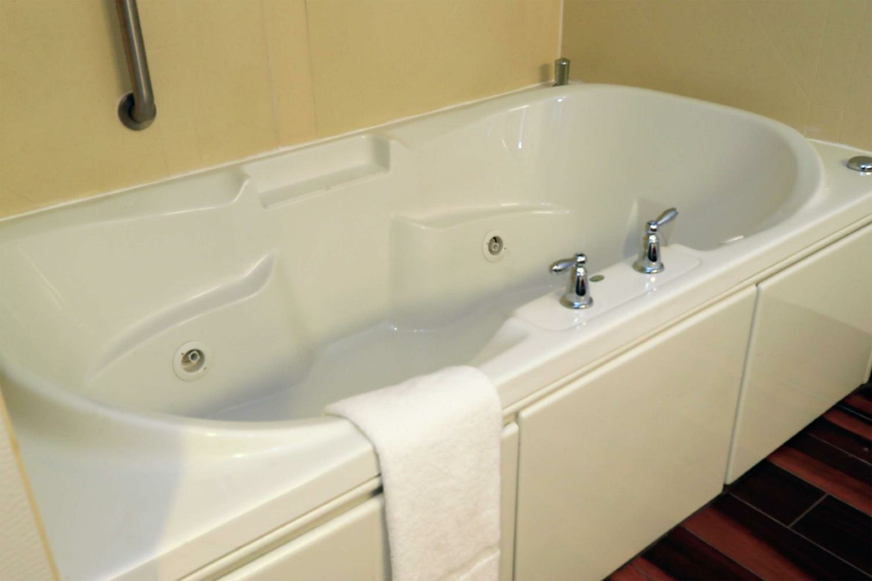 King Suite With Whirlpool - Non-Smoking