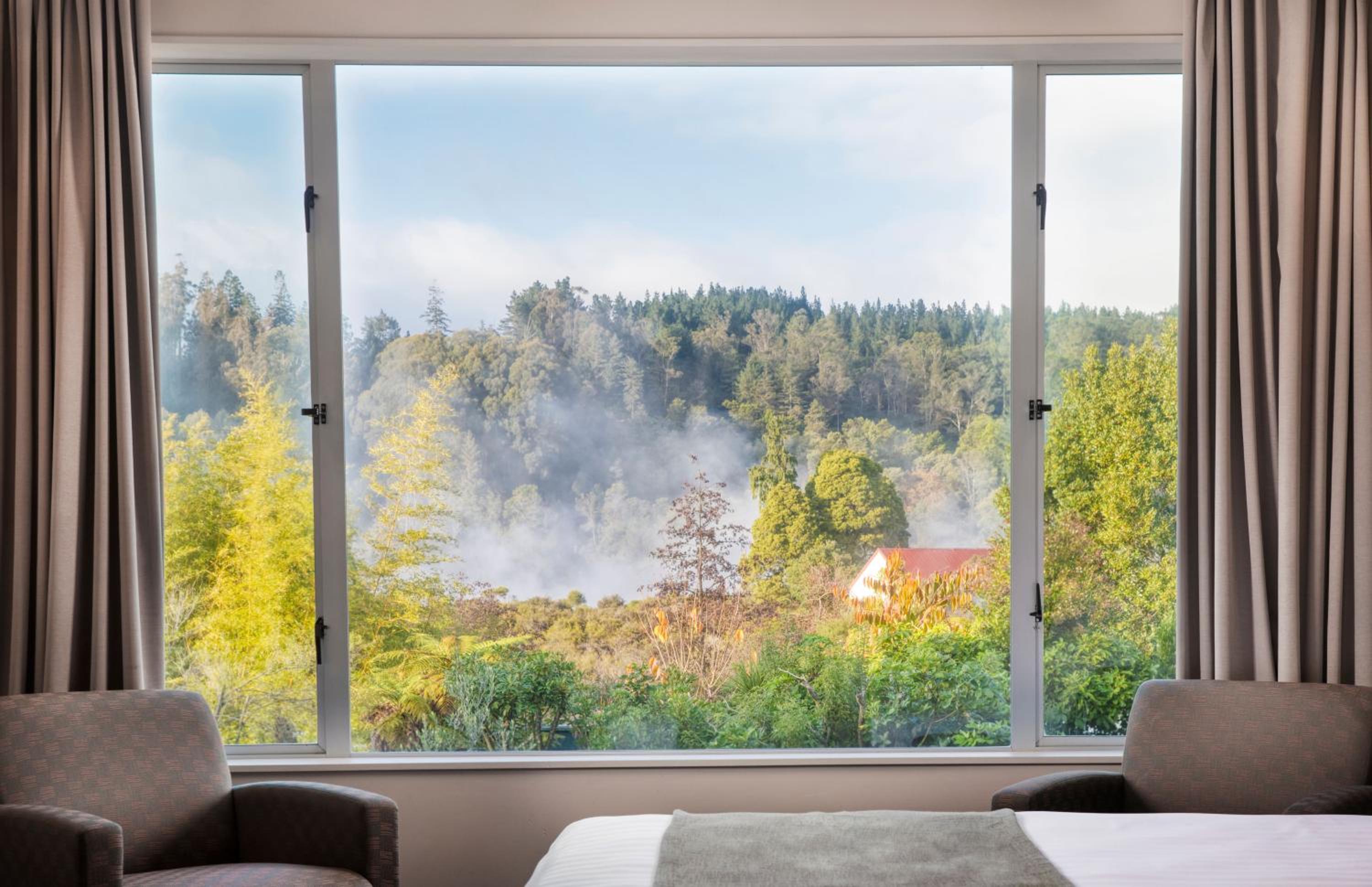 Deluxe Queen Queen Valley View