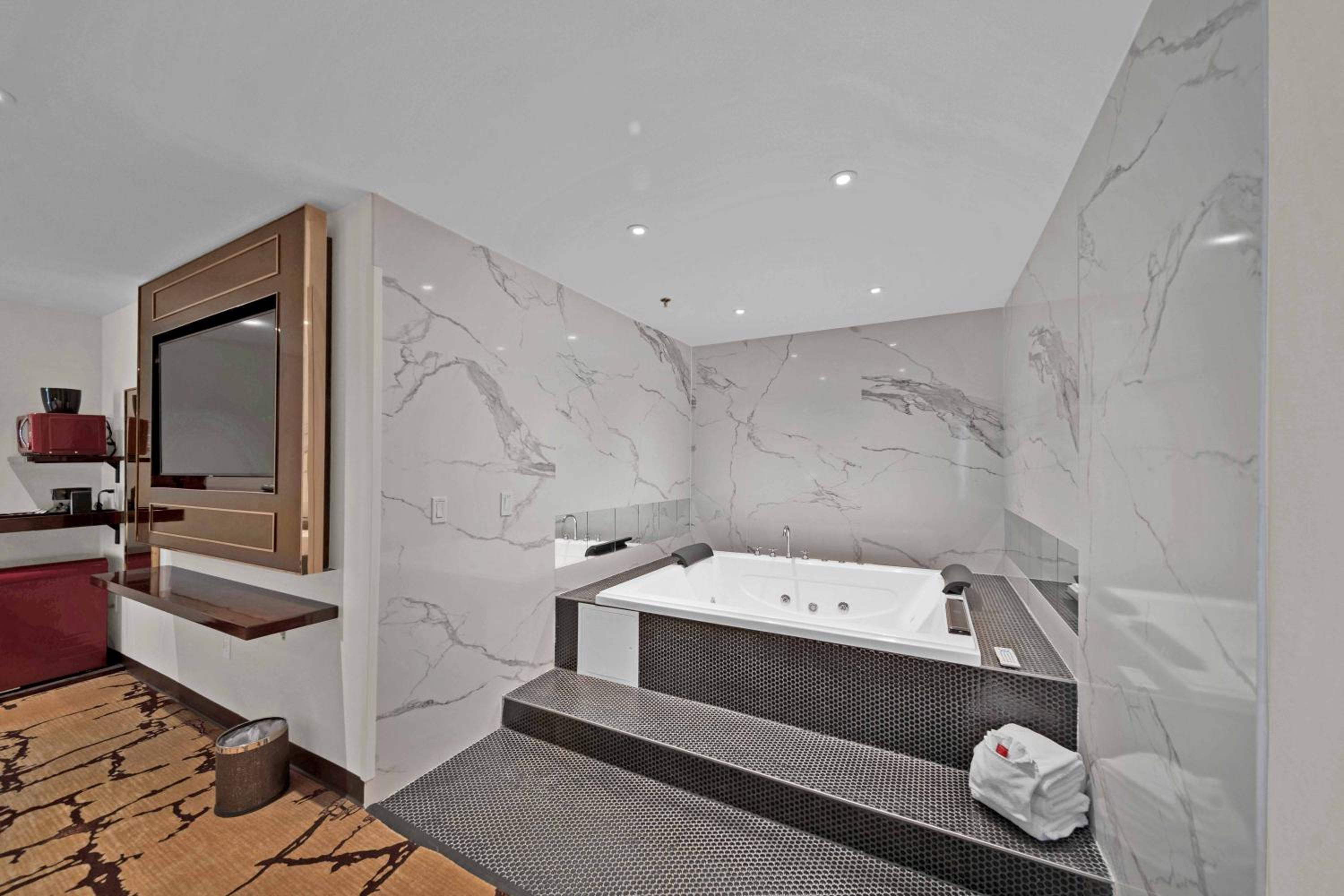 Queen Suite with Hot Tub - Non-Smoking