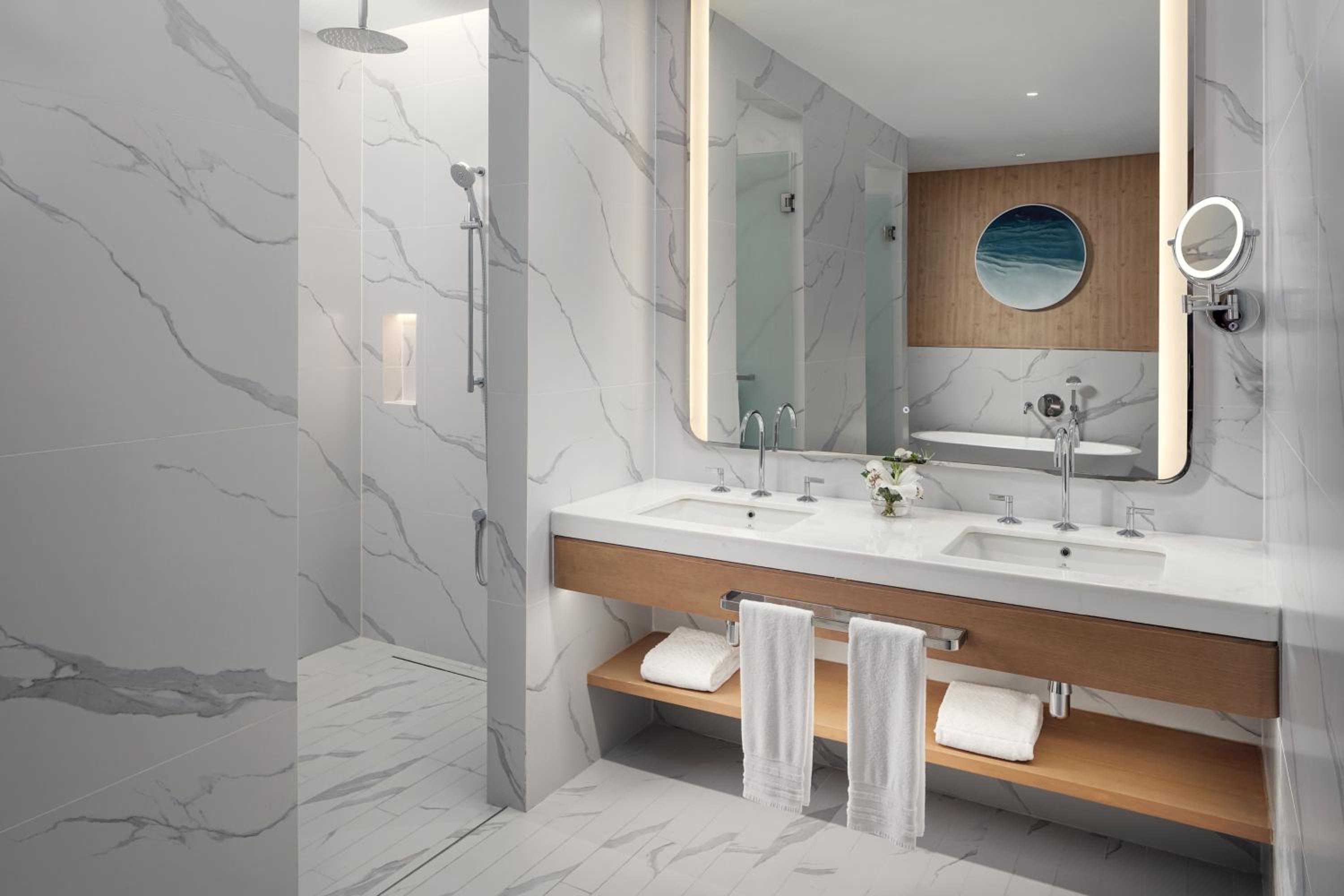 Pearl King Suite with Balcony and Sea View