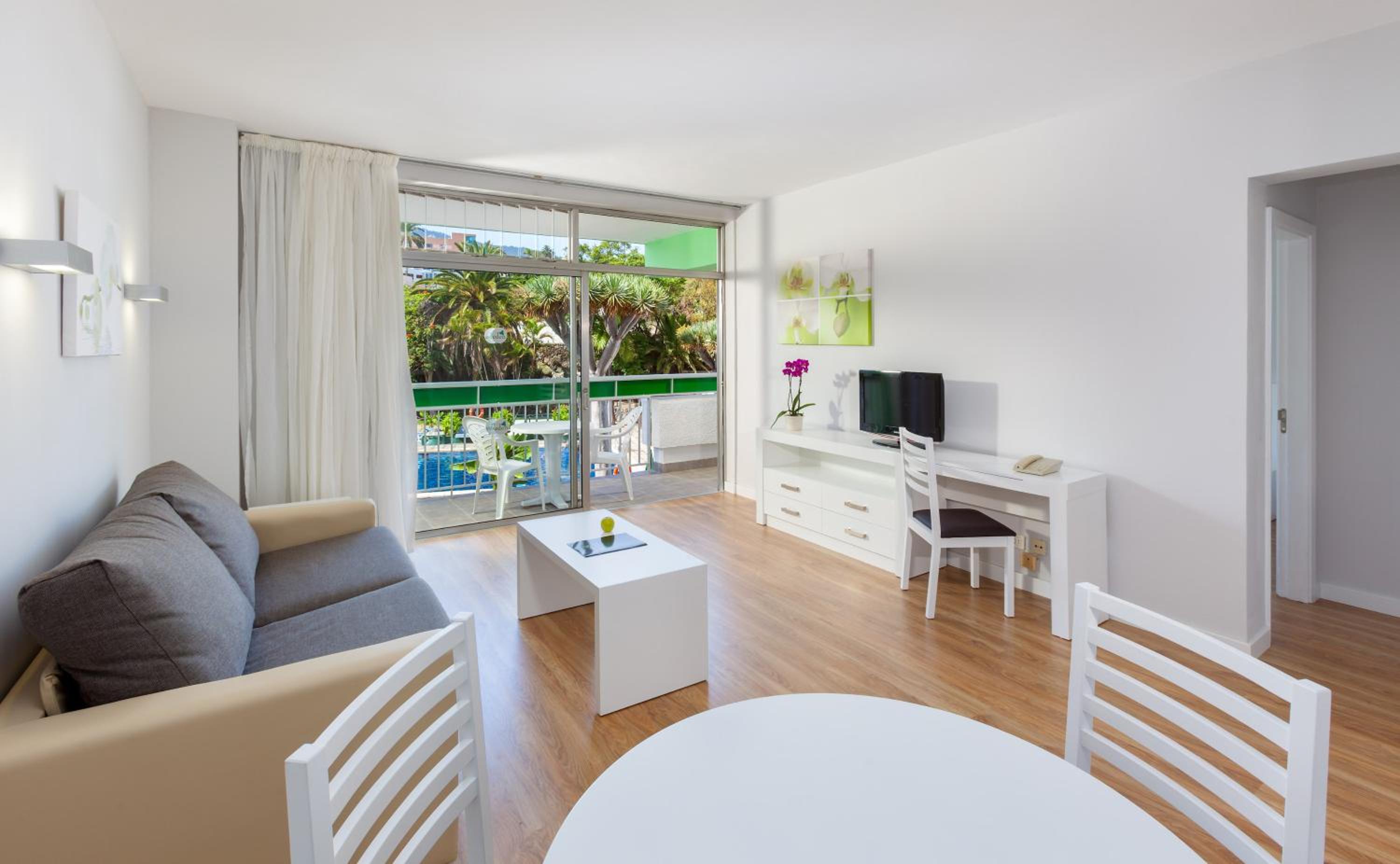 Family Room (3 Adults + 3 Children)