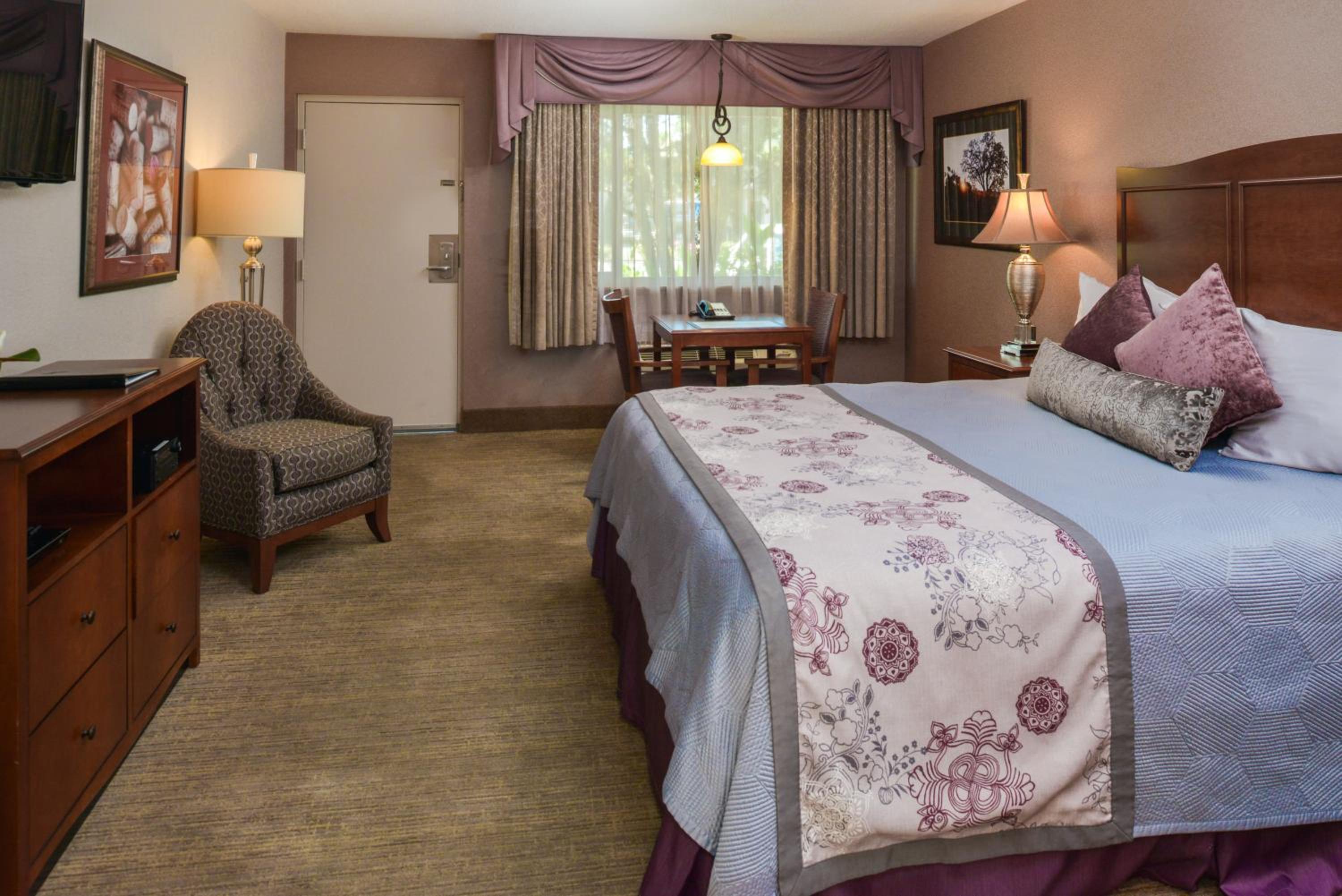 King Suite with Spa Bath - Non-Smoking
