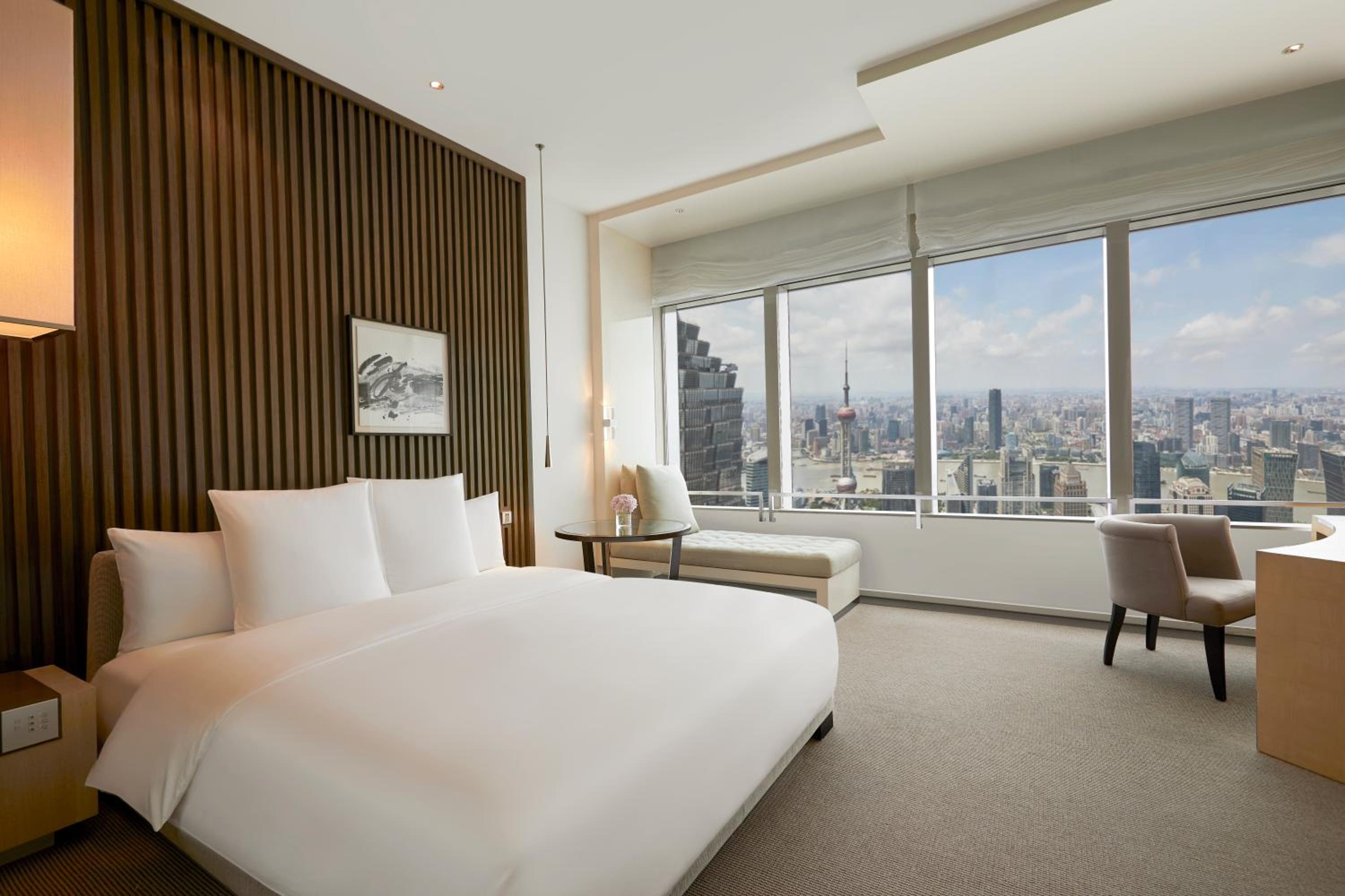 1 King Bed with Pearl Tower River View
