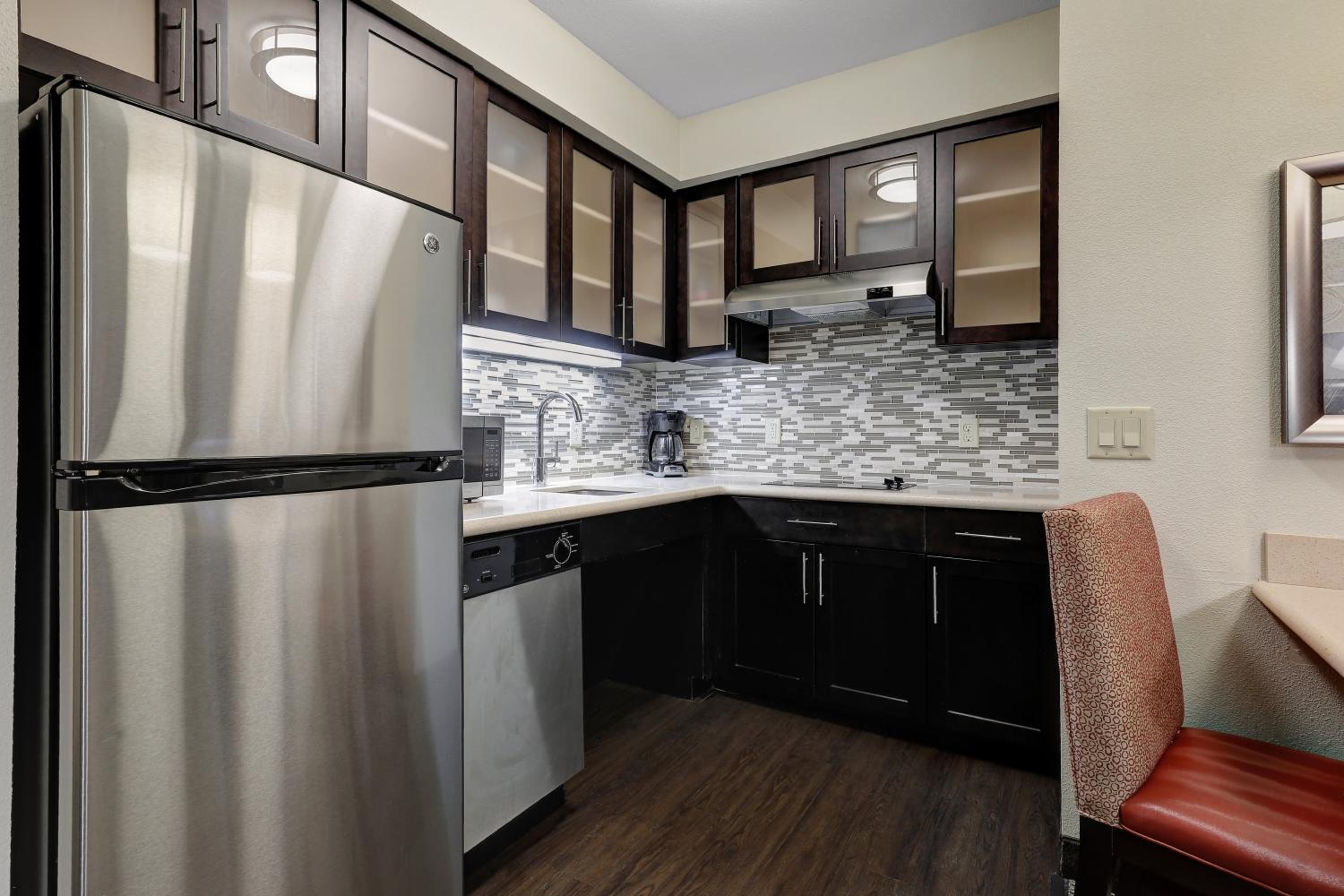 One-Bedroom King Suite with Roll-in Shower - Communications Access