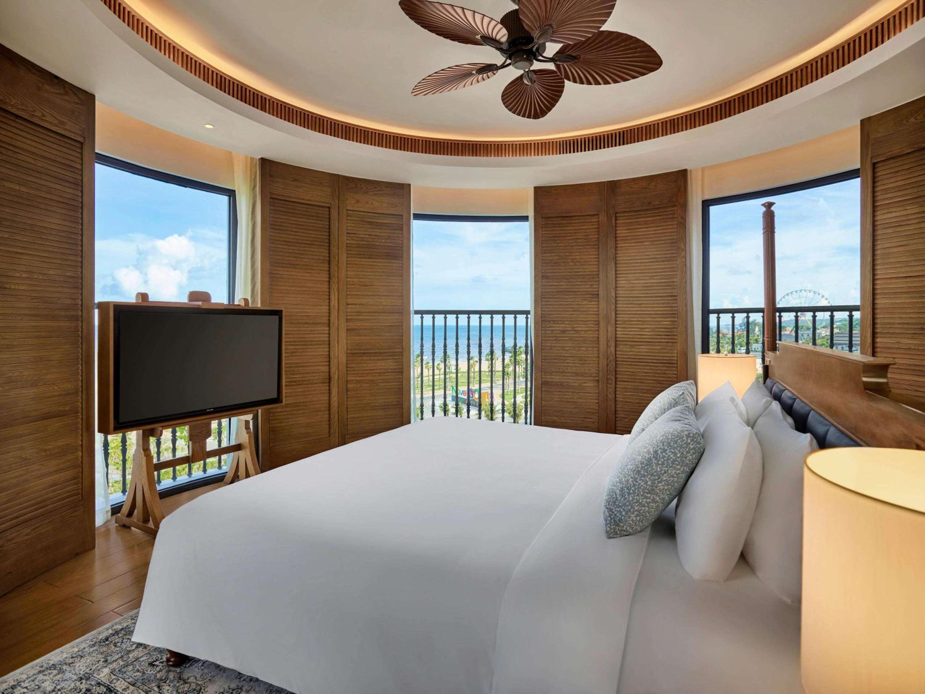 Admiral Suite with Balcony and Ocean Front  View - Club Lounge Complimentary 