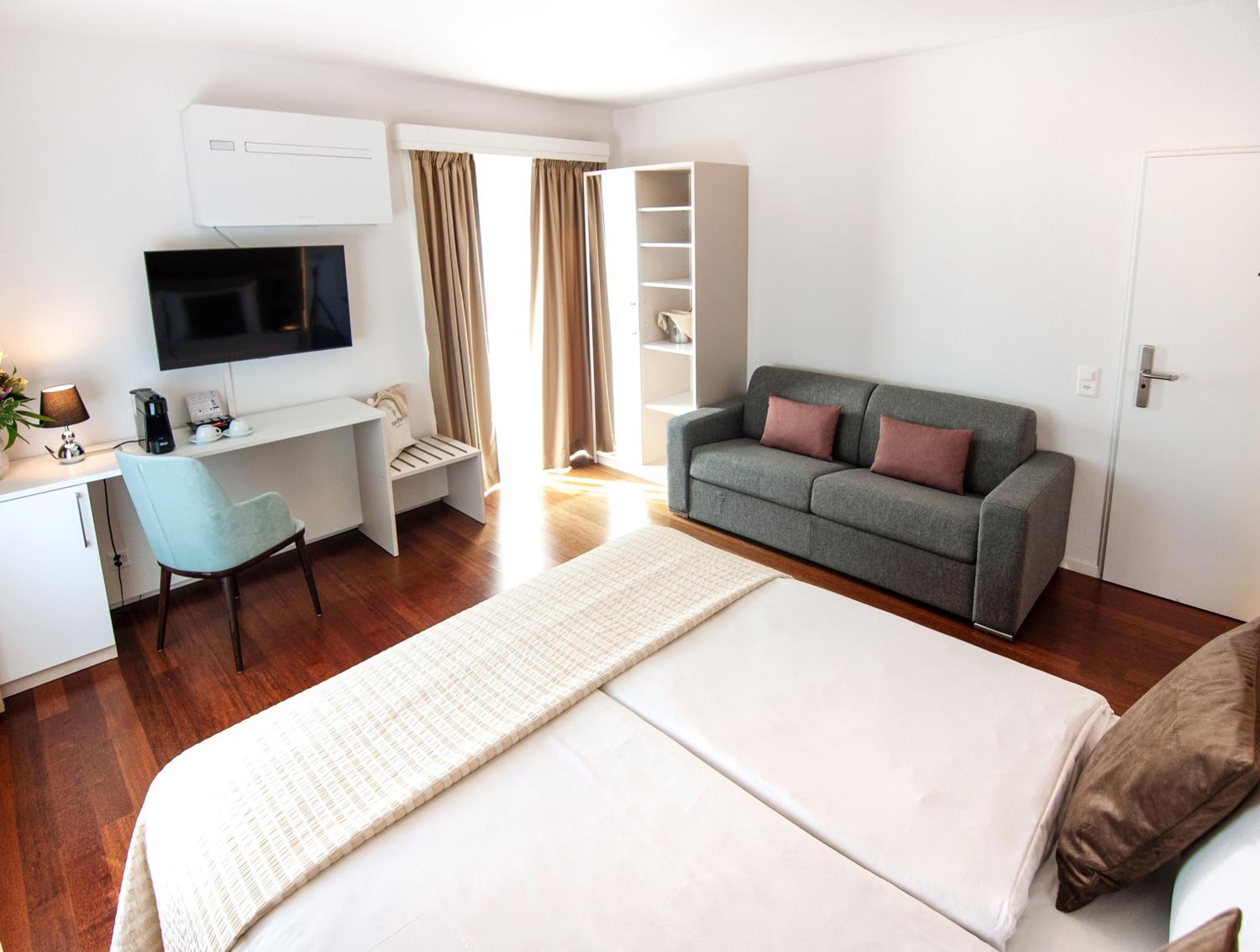 Deluxe Double Room with Balcony and Lake View