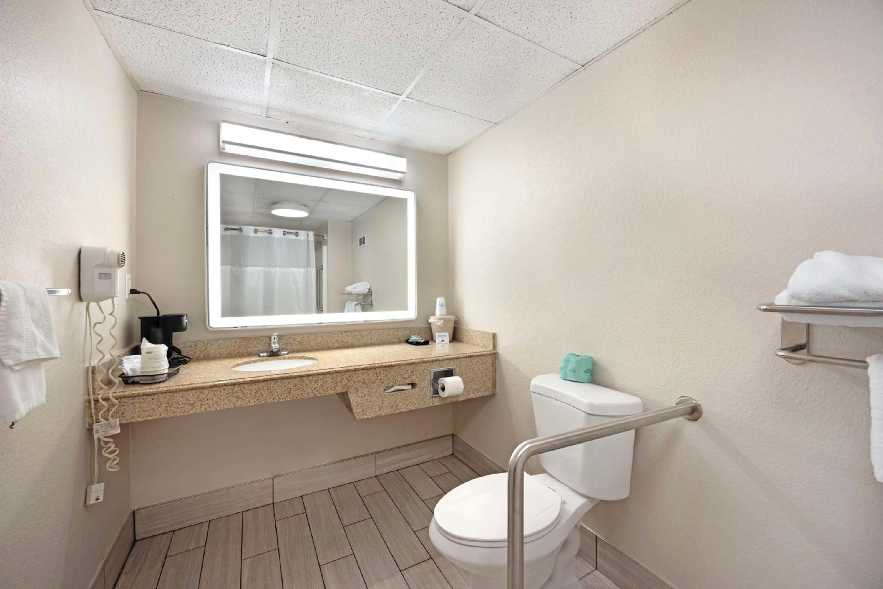 King Room with Bath Tub - Disability Access/Non-Smoking 