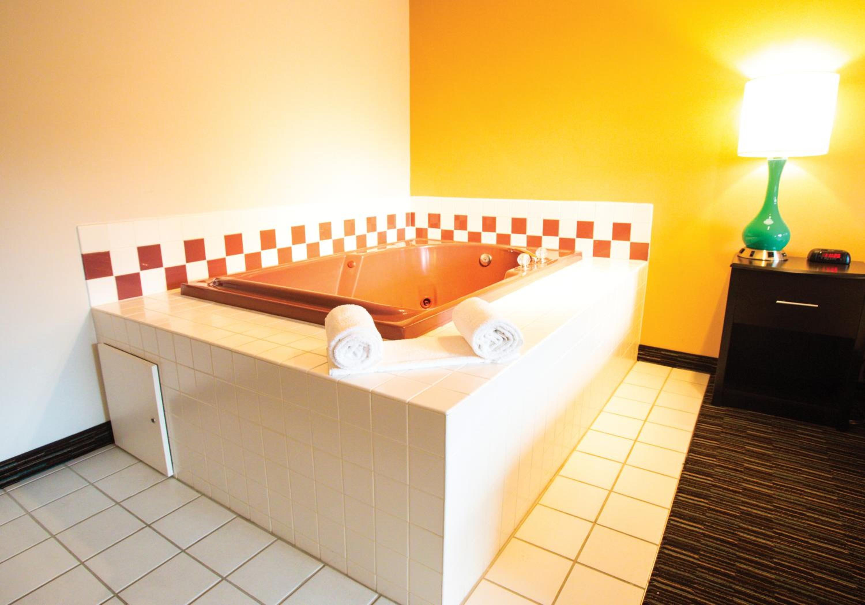 King Suite with Jacuzzi - Non-Smoking (Dorena)