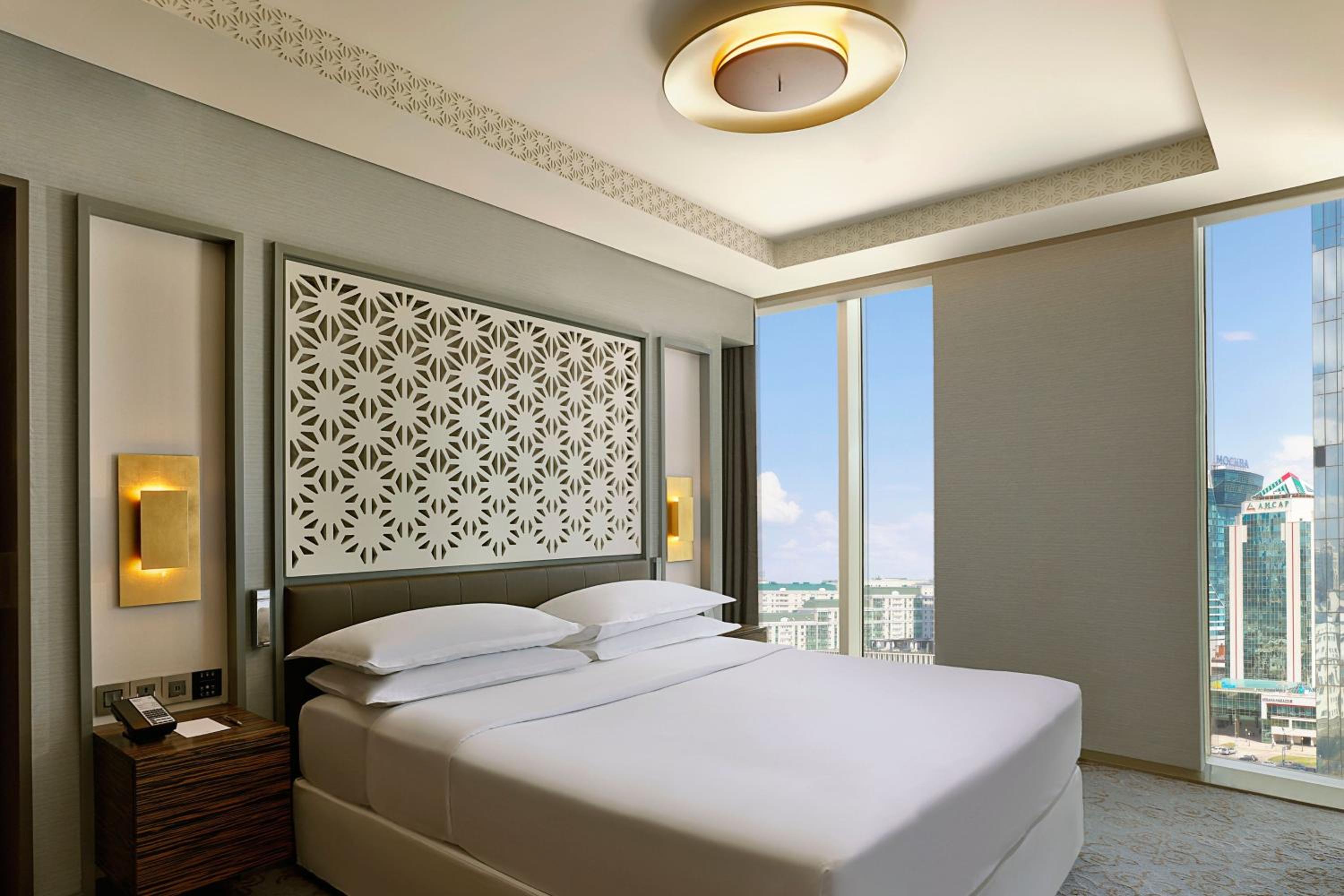 Club Suite with lounge access,1 King, Courtyard view