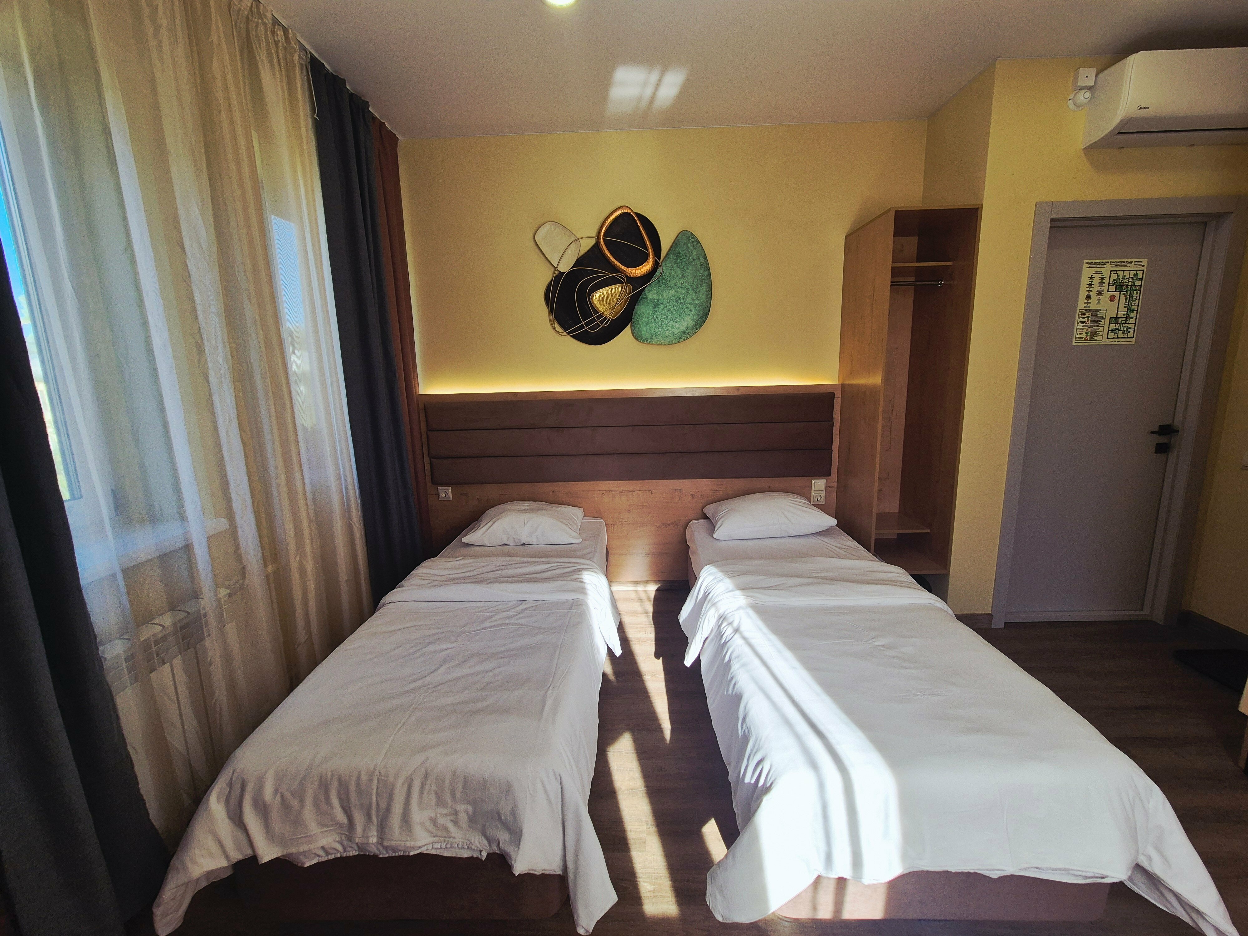 Четырехместный номер эконом-класса с общей ванной комнатой