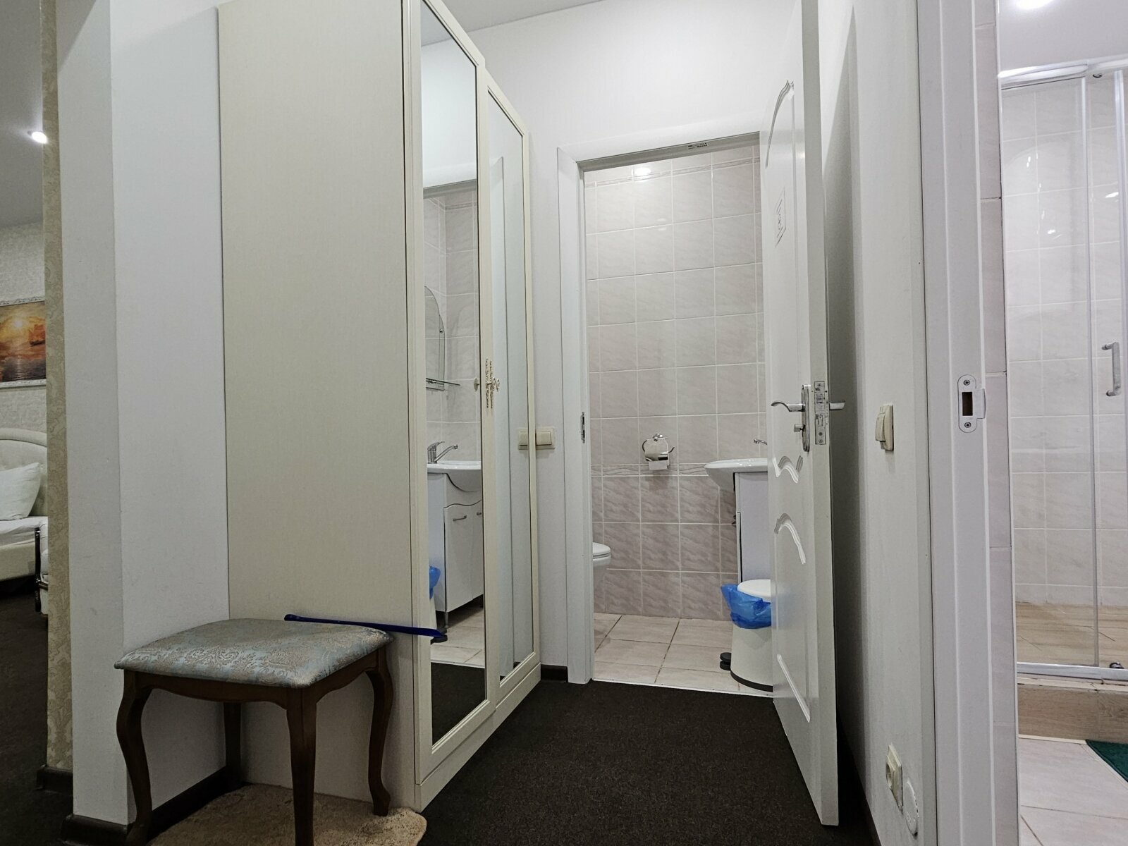 Трехместный номер «Комфорт» с душем