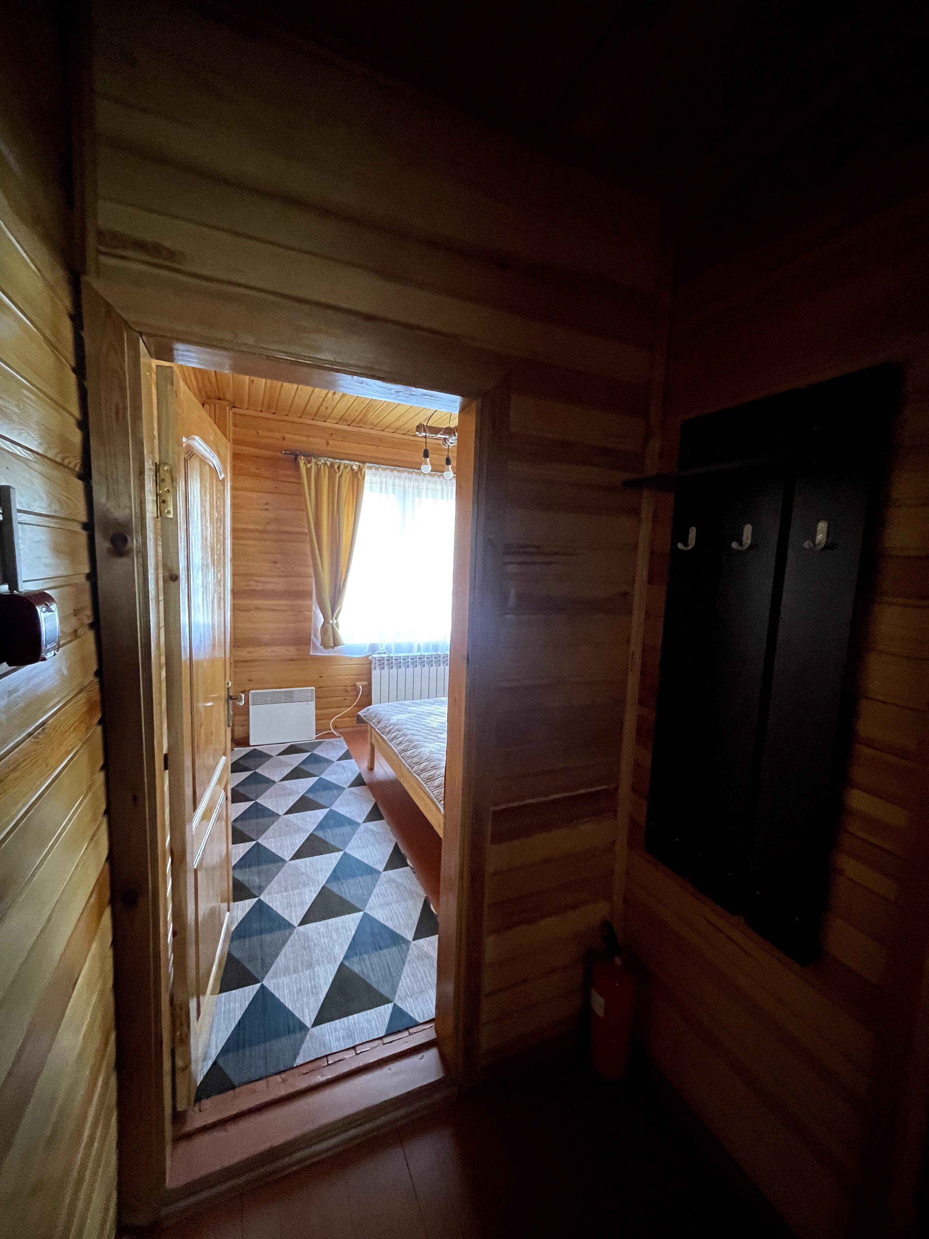 Двухкомнатная студия 40 м2 с отдельной кухней, в коттедже №9