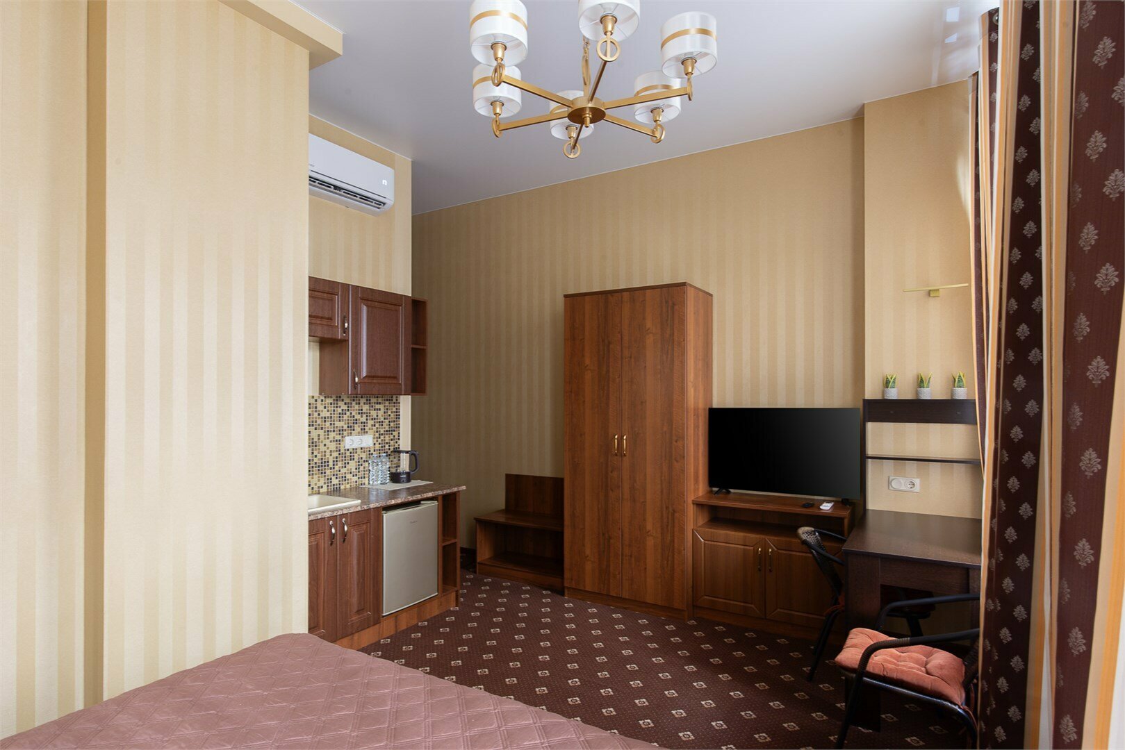 Улучшенный двухместный номер с одной двуспальной или двумя односпальными кроватями