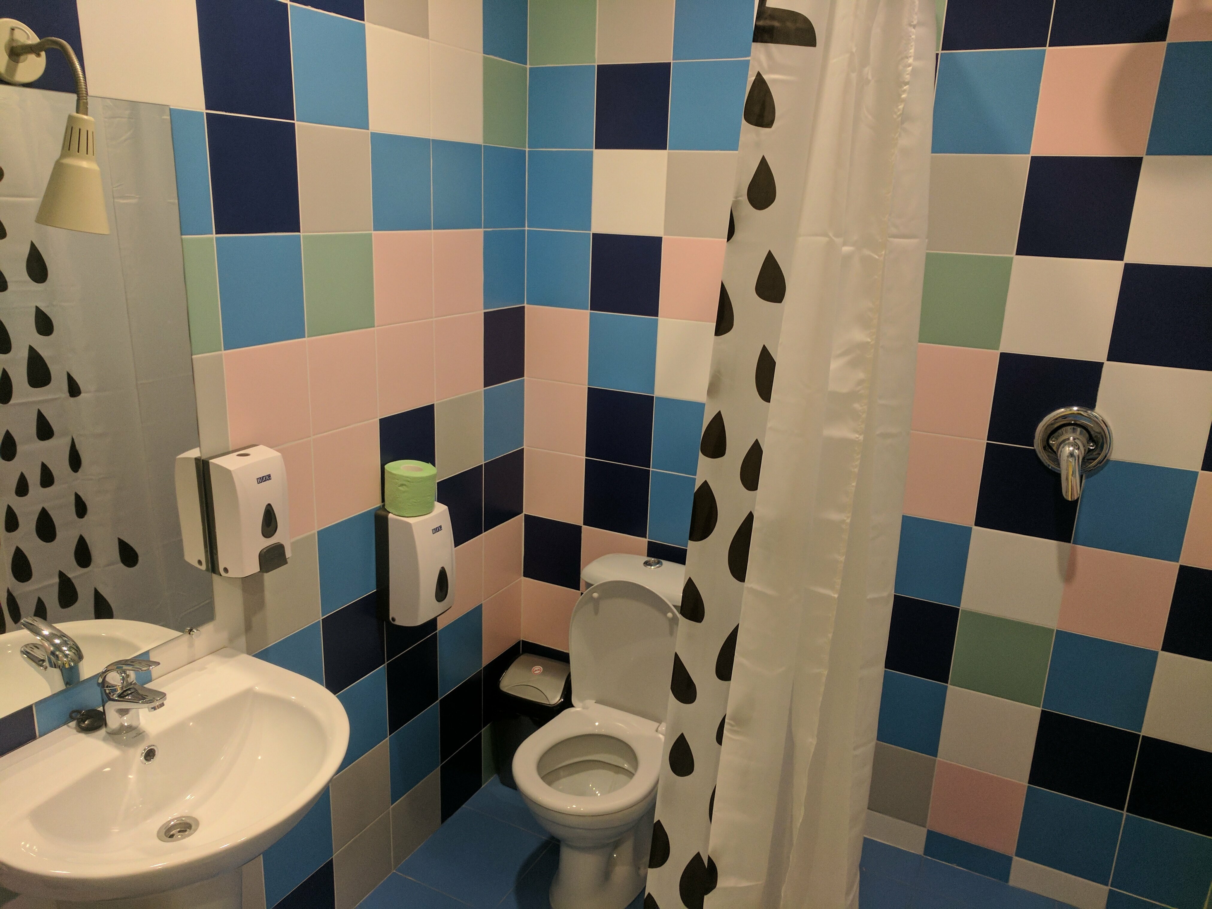 Двухместный номер с удобствами в блоке на 2-номера (общий туалет и душ на два номера)