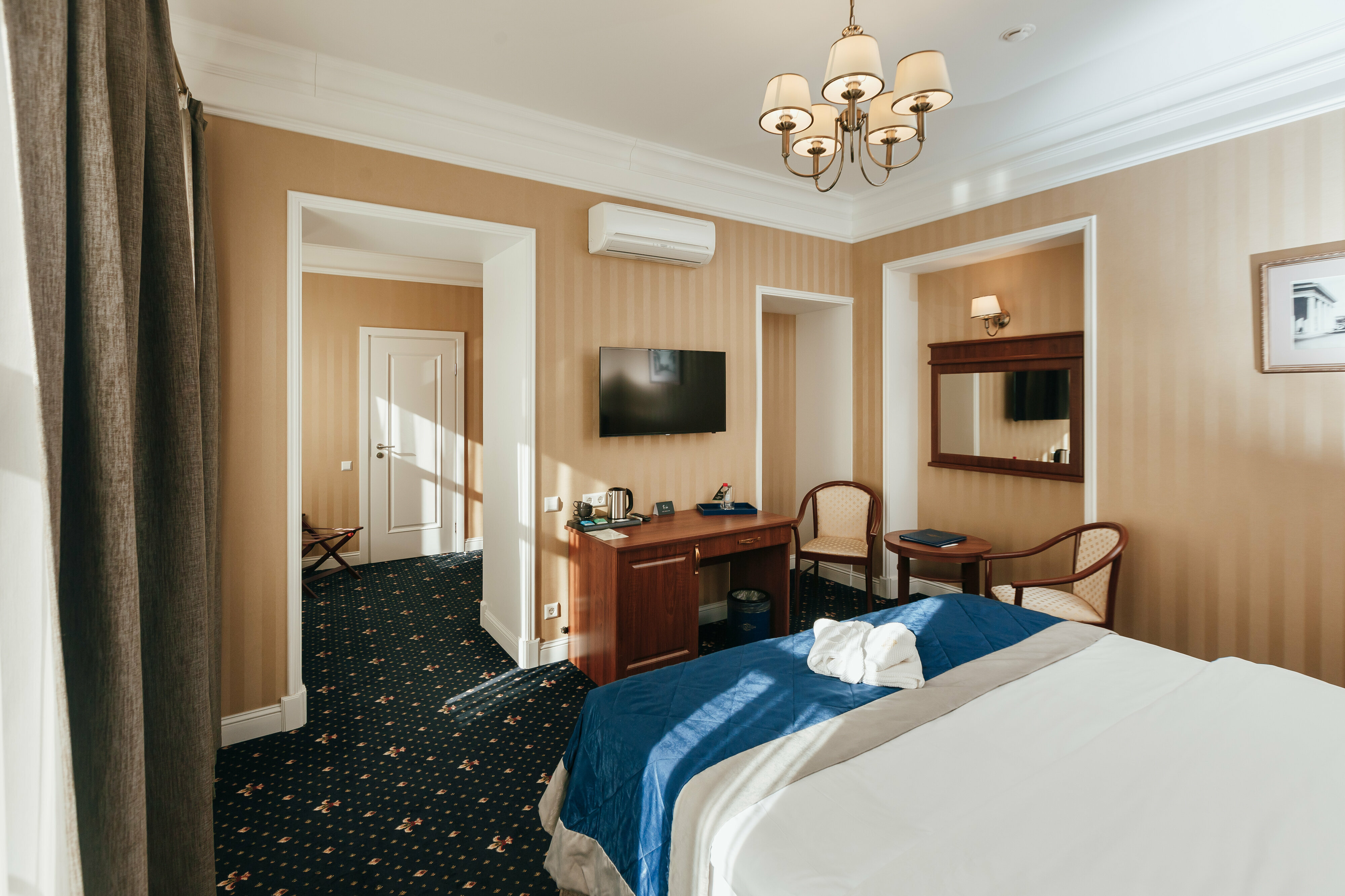 Комфорт видовой с балконом c 1 двуспальной или 2 отдельными кроватями