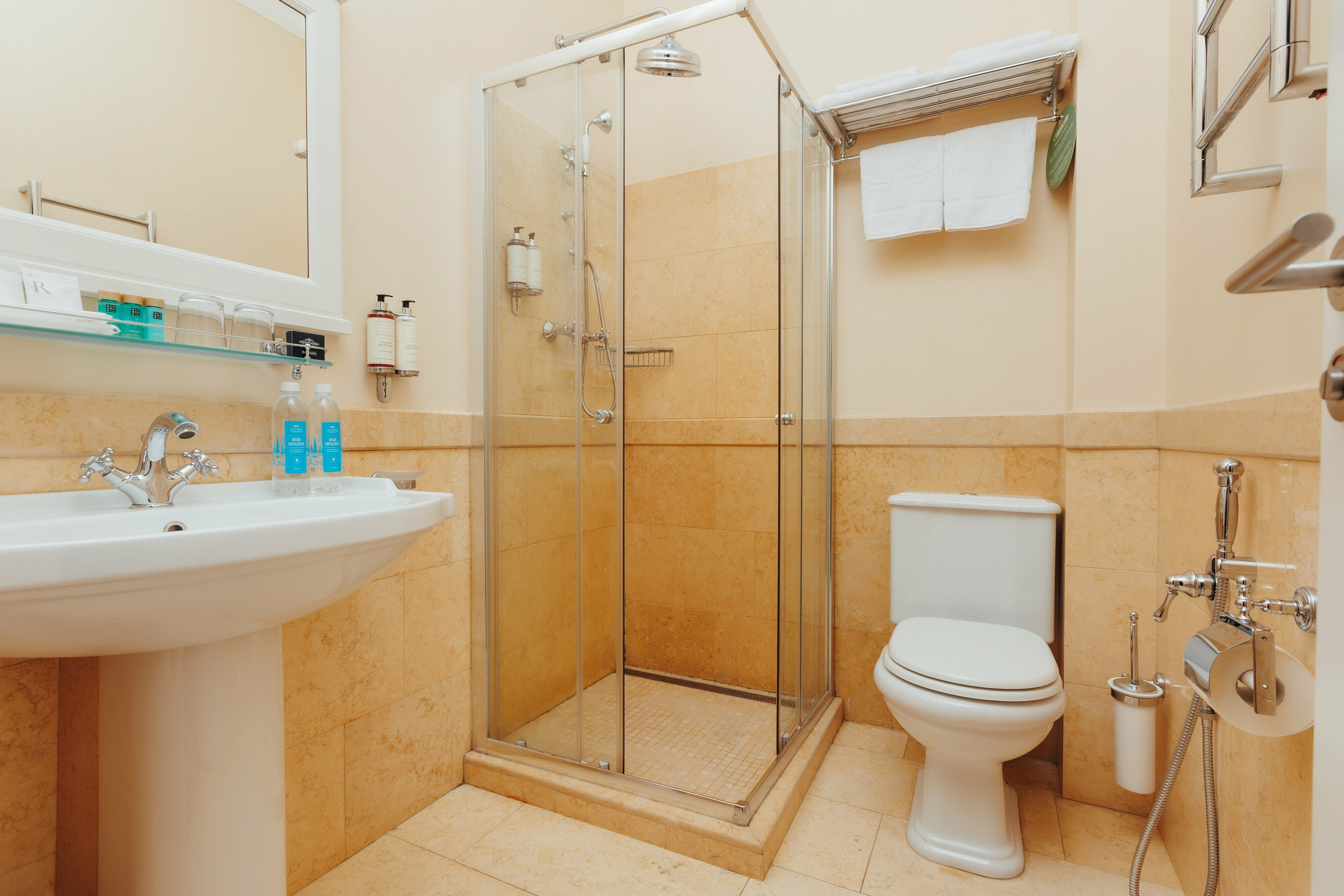 Комфорт видовой с балконом c 1 двуспальной или 2 отдельными кроватями