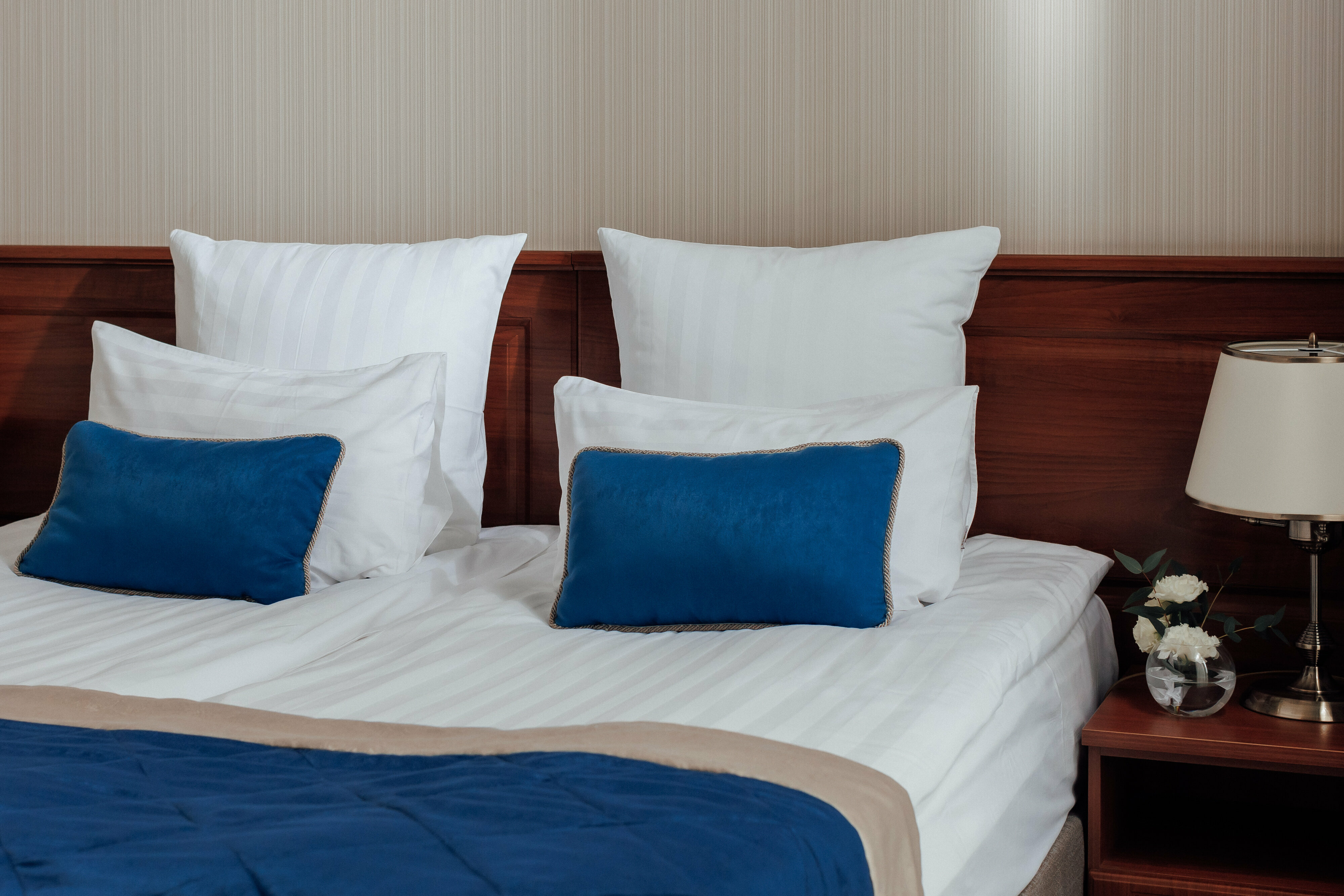 Комфорт видовой с балконом c 1 двуспальной или 2 отдельными кроватями