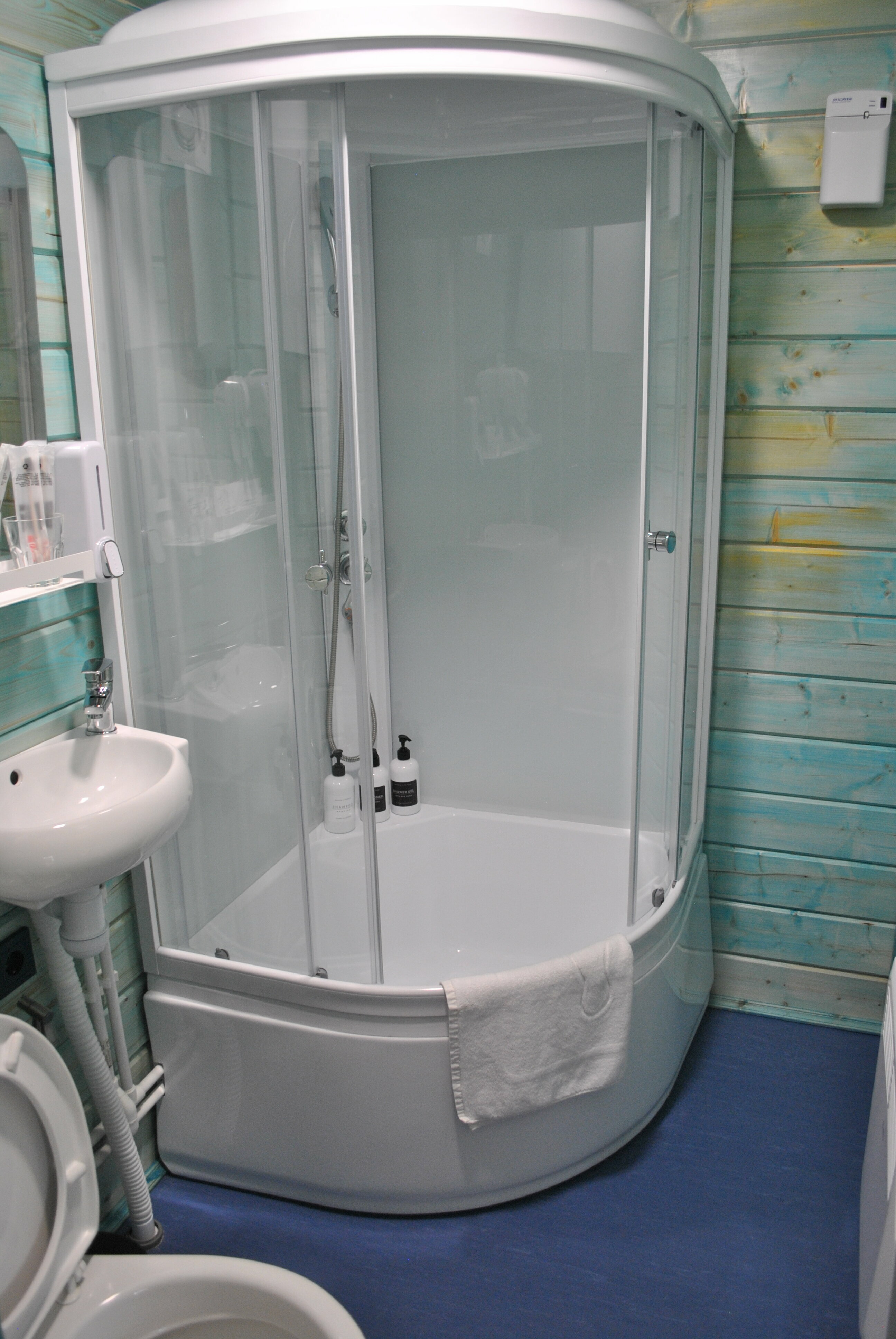 Лодж на холме с видом на лес